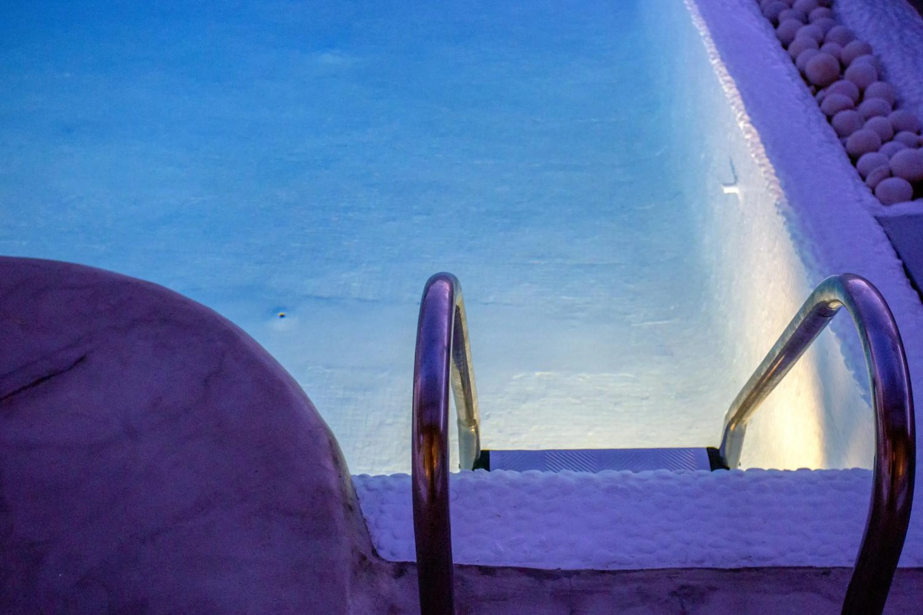 Night in Apsenti couples only