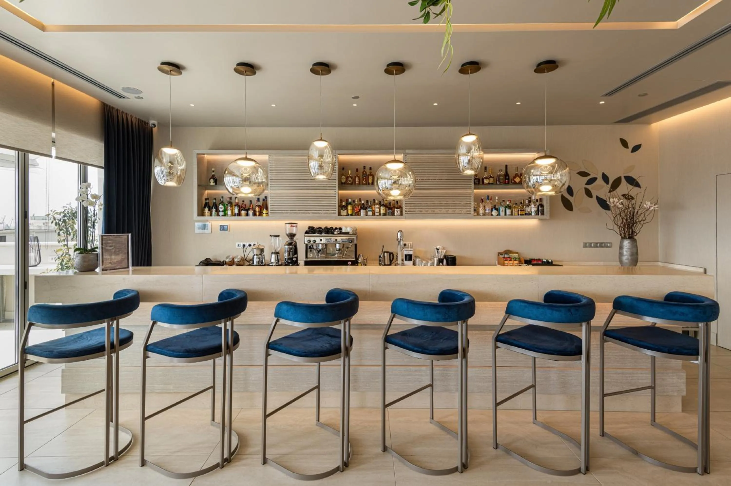 Lounge or bar in Holiday Inn Thessaloniki by IHG