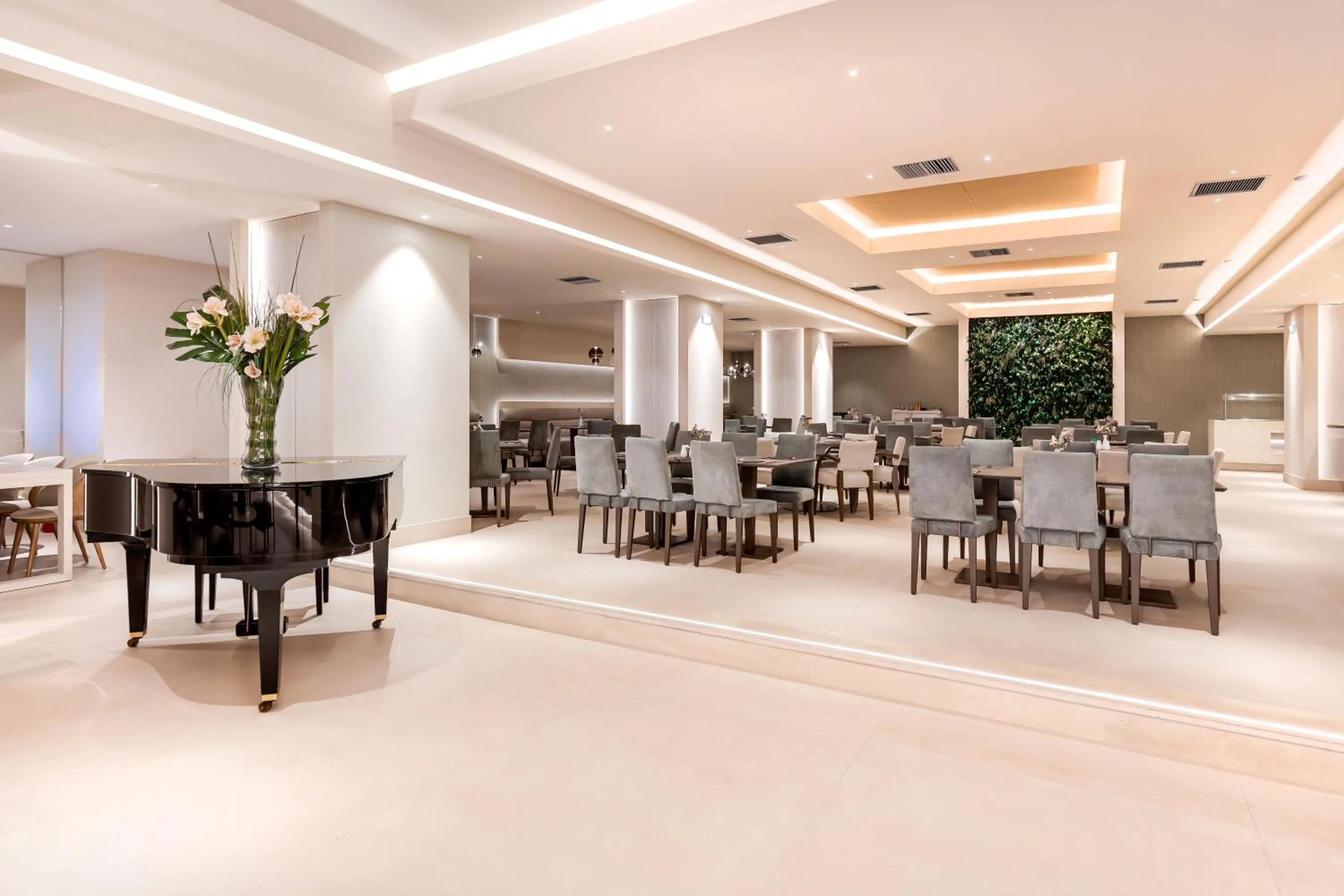 Restaurant/places to eat in Holiday Inn Thessaloniki by IHG