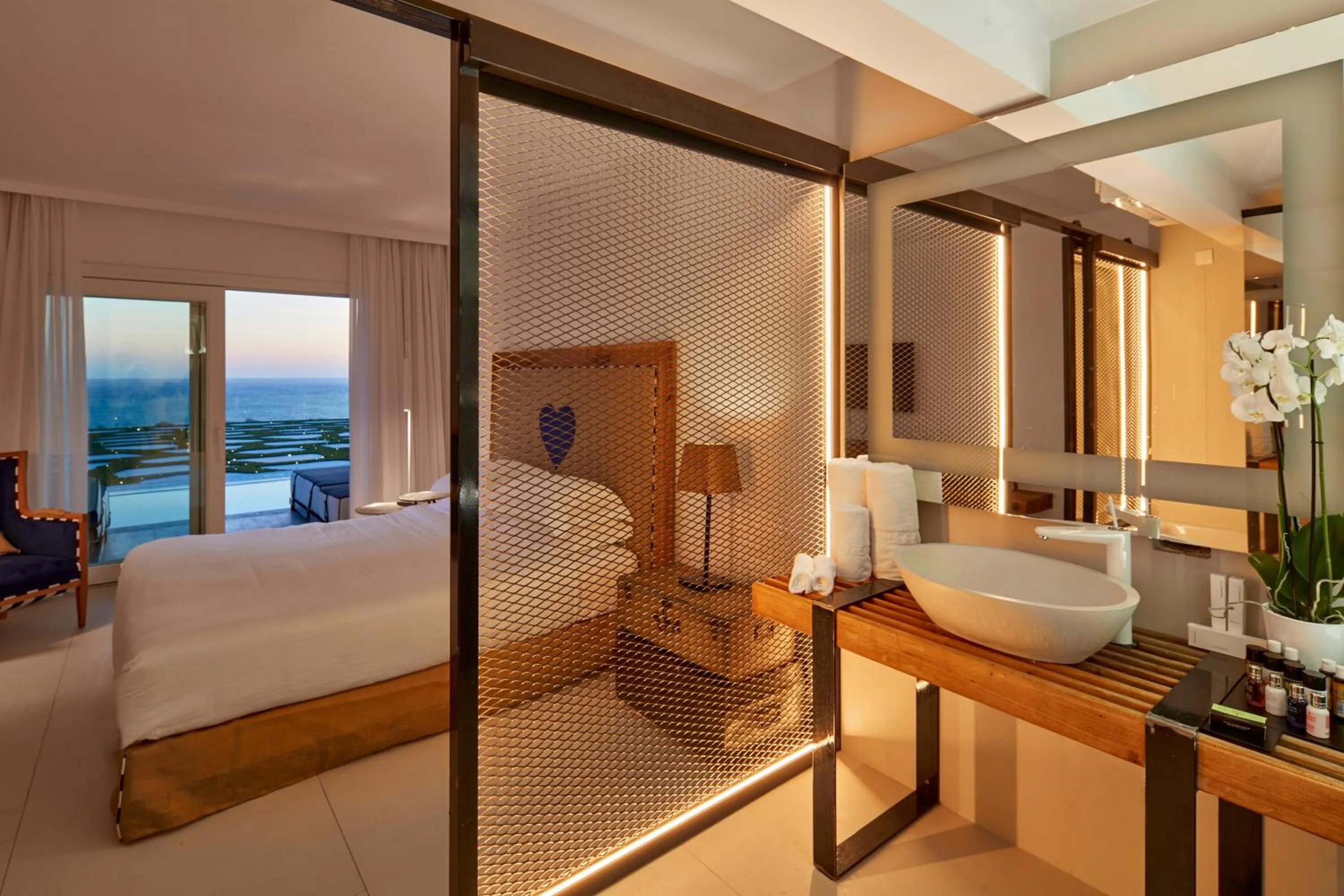 Bathroom, Bed in Myconian Imperial - Leading Hotels of the World