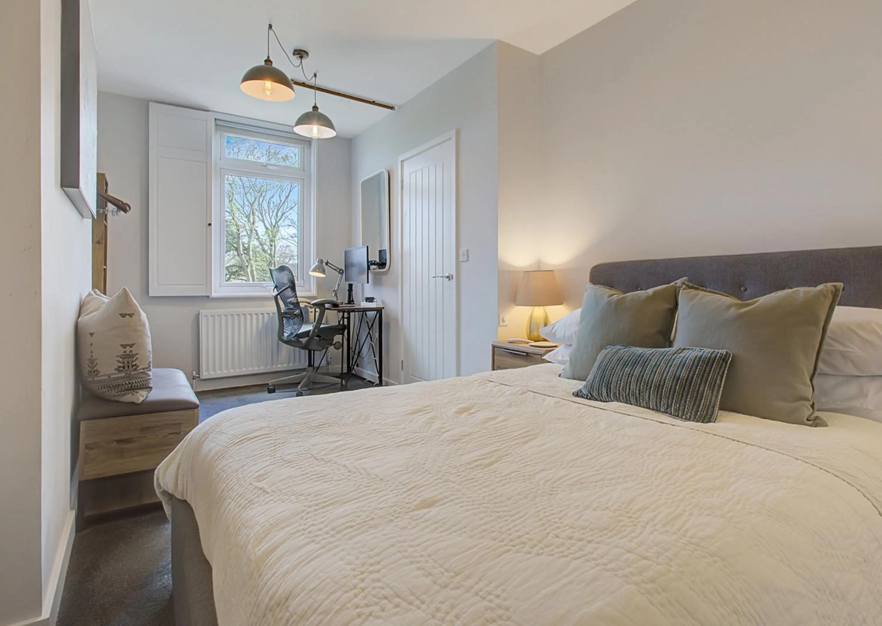 Bed in Stylish, business traveller friendly apartment, with free parking and Netflix