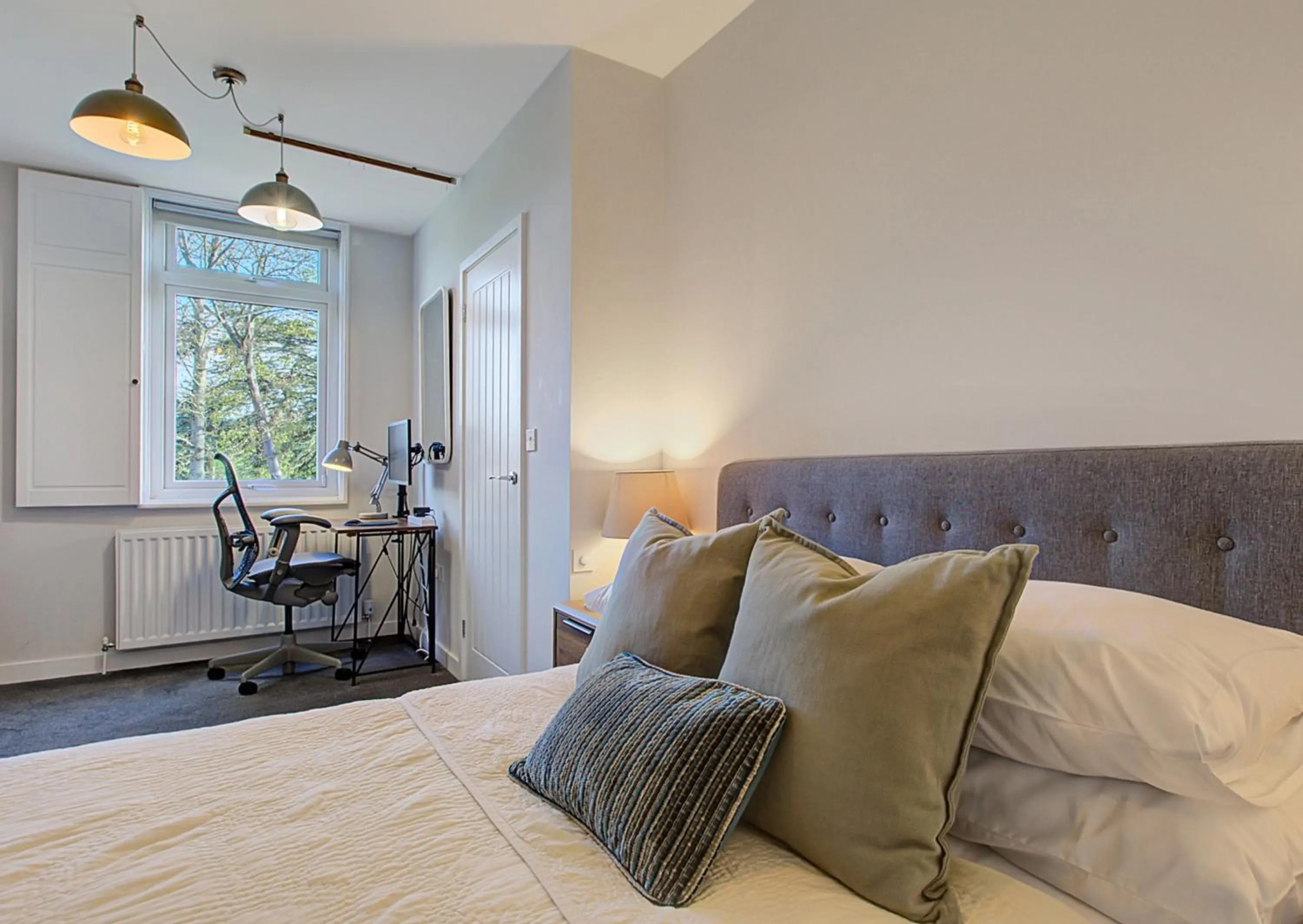 Bed in Stylish, business traveller friendly apartment, with free parking and Netflix