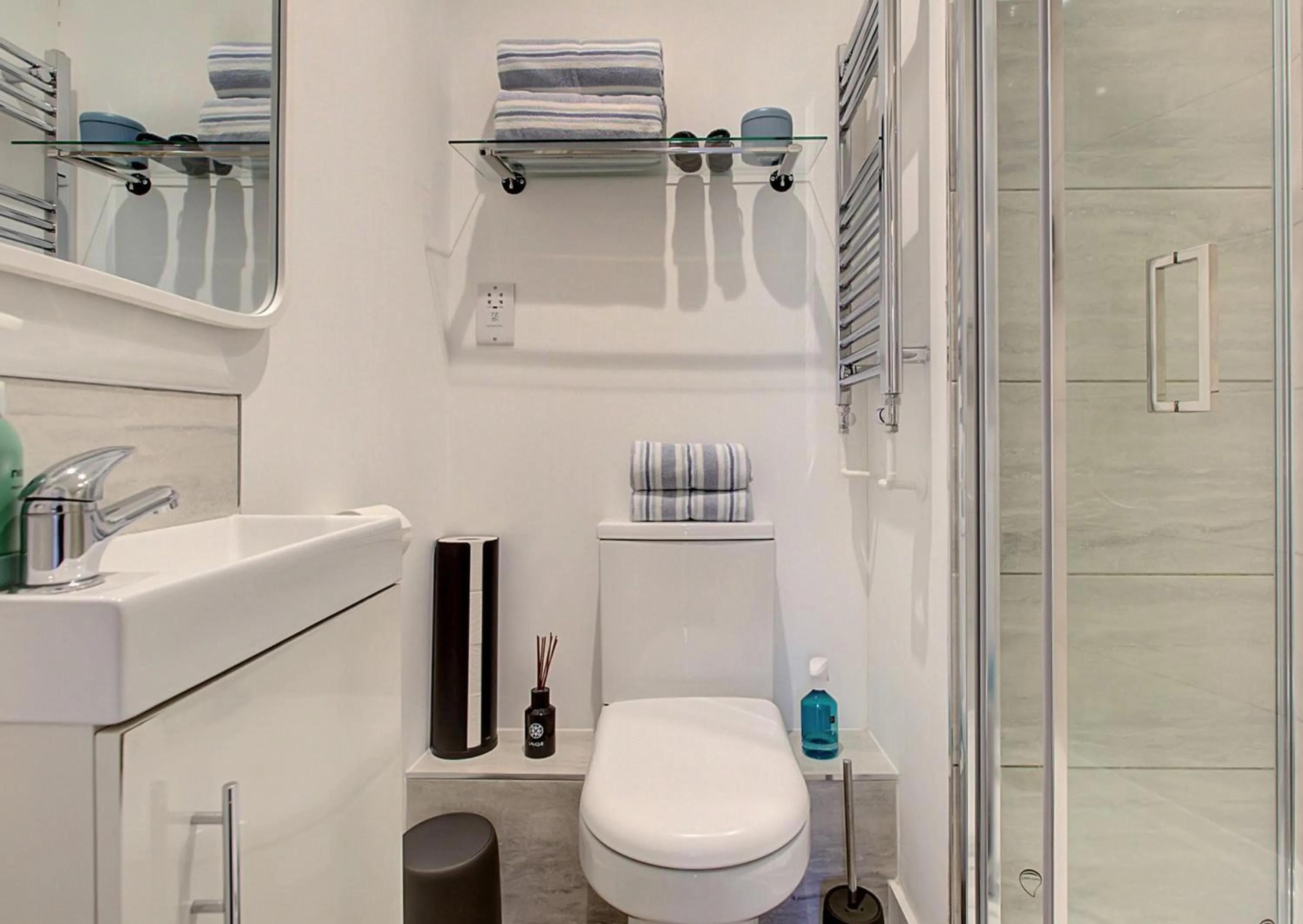 Shower in Stylish, business traveller friendly apartment, with free parking and Netflix