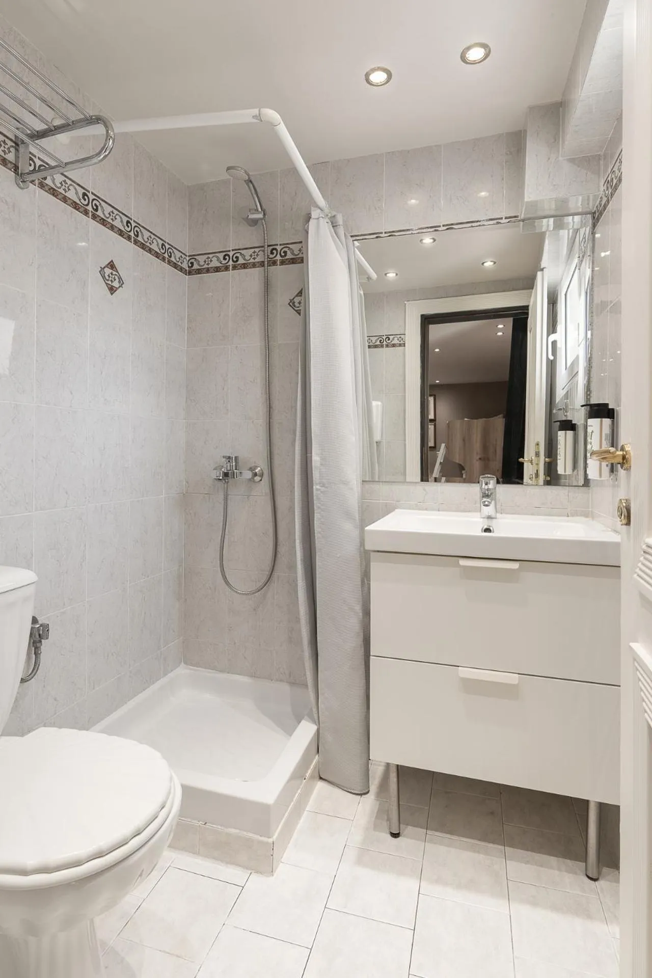 Shower in Piraeus City Hotel