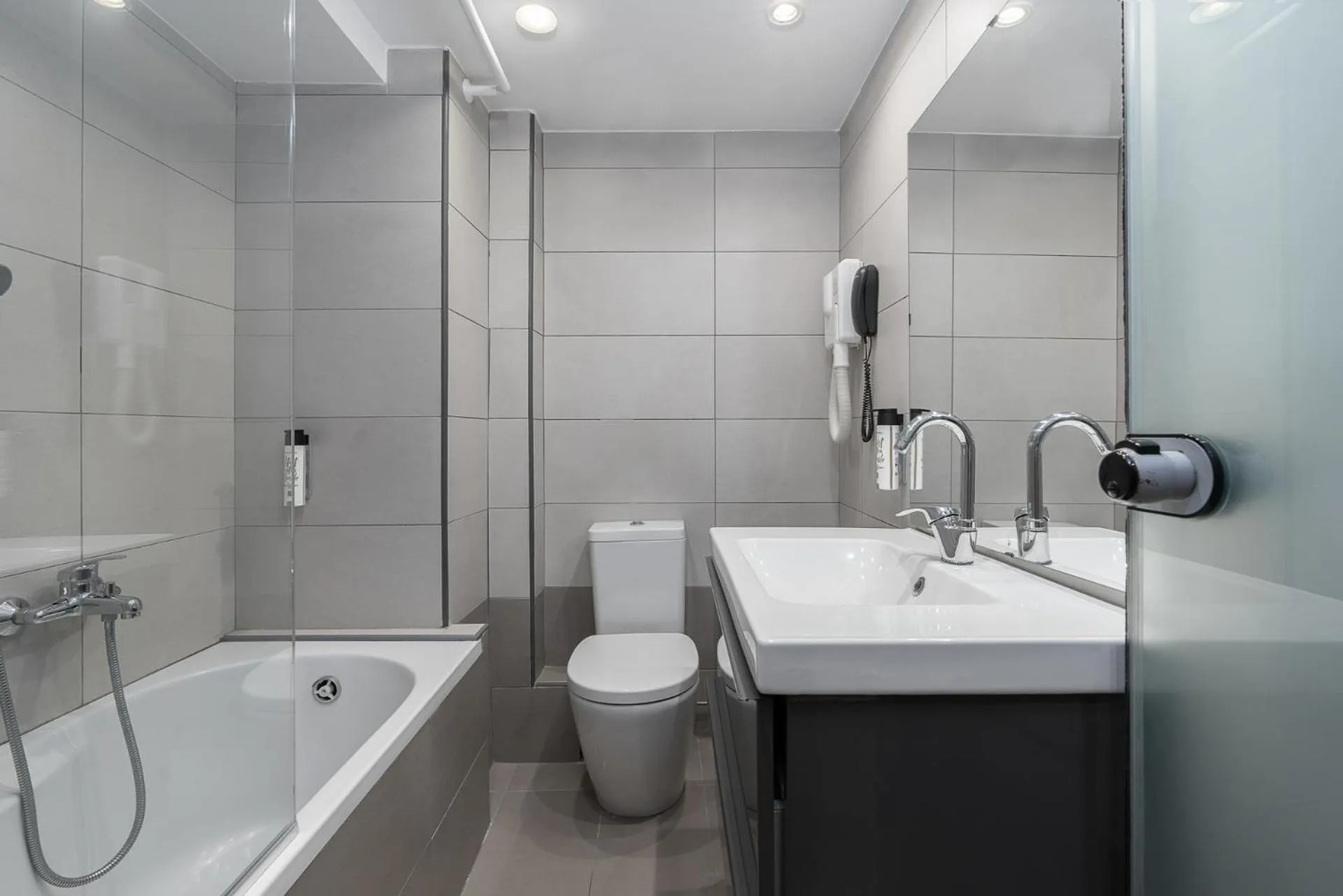 Bathroom in Piraeus City Hotel