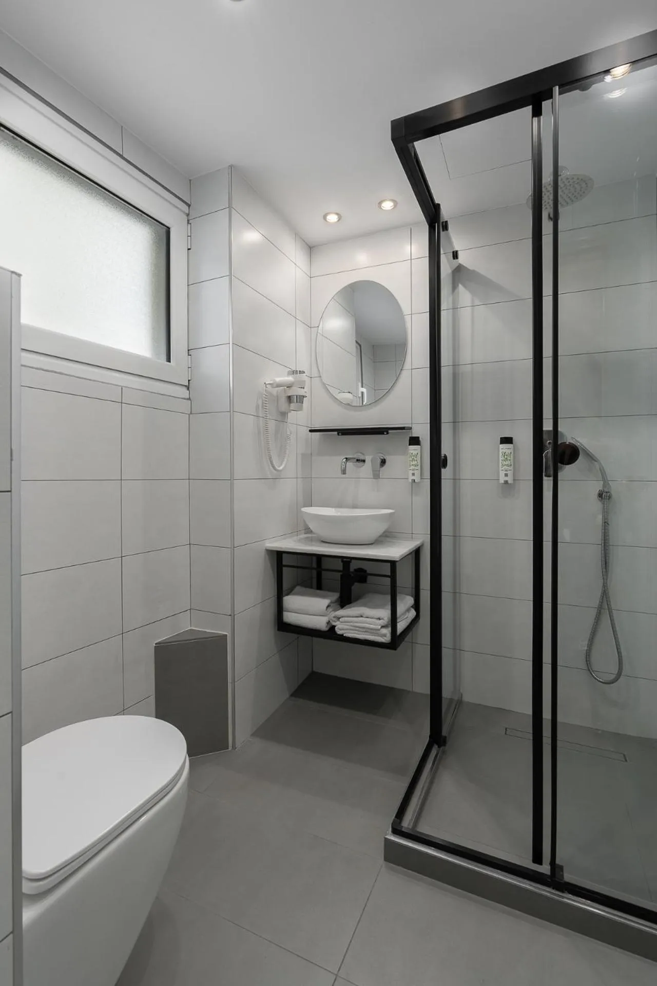 Bathroom in Piraeus City Hotel