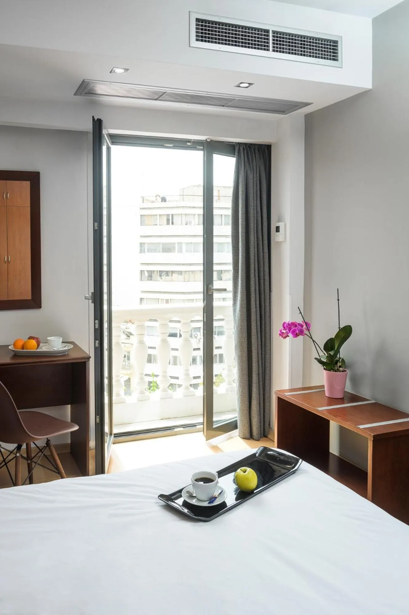 Photo of the whole room, Bed in Athens Odeon Hotel