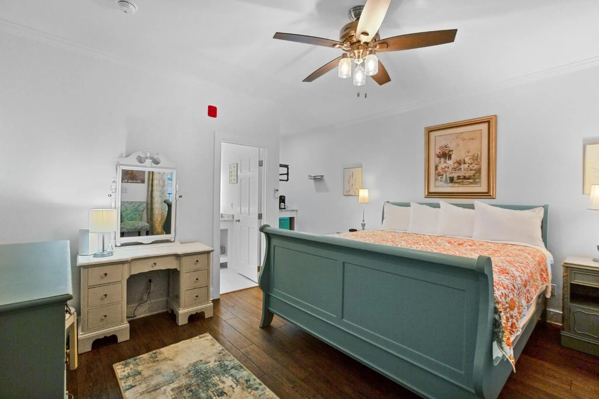 Bedroom, Bed in Little Inn on Main