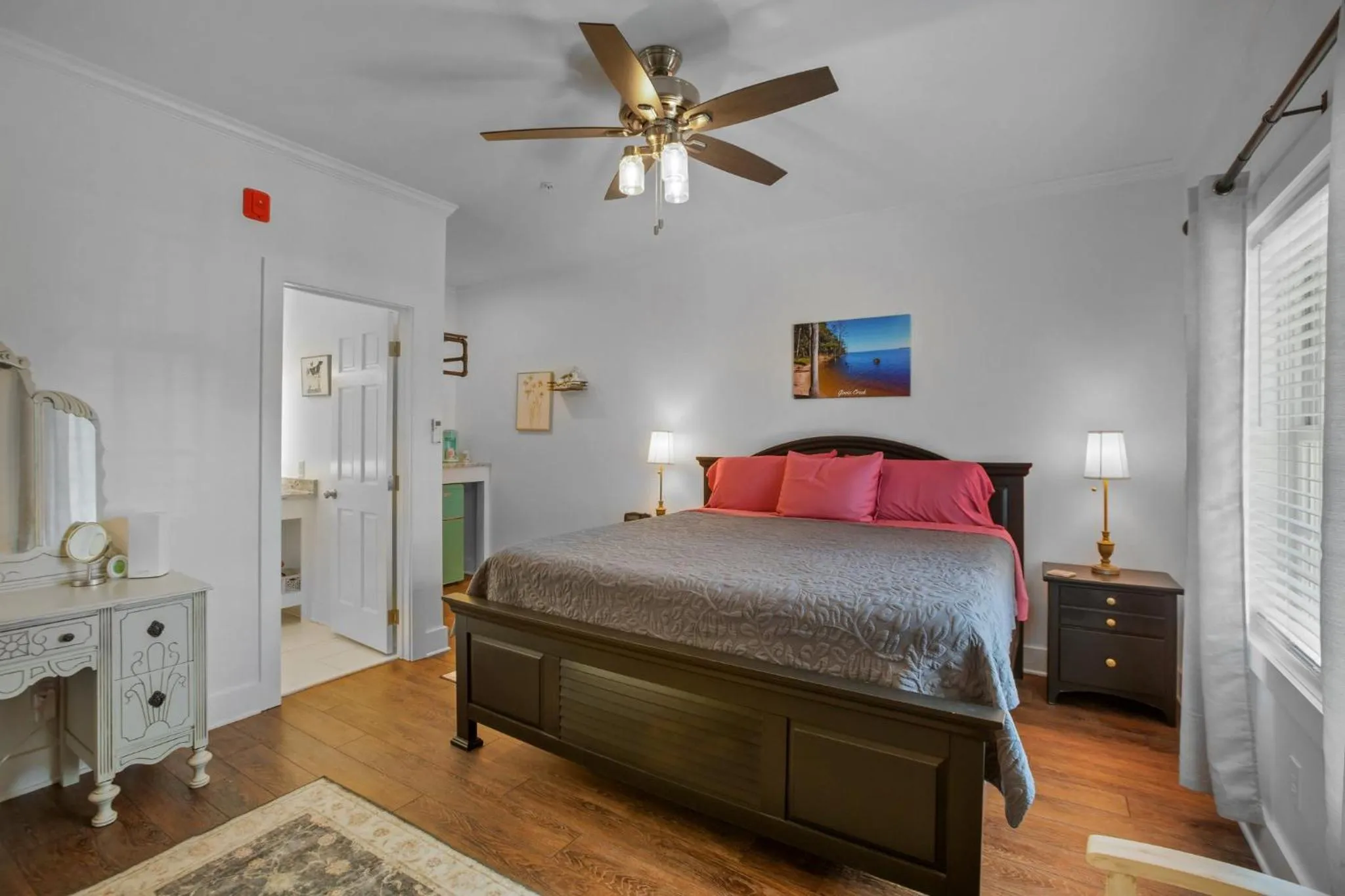 Bedroom, Bed in Little Inn on Main