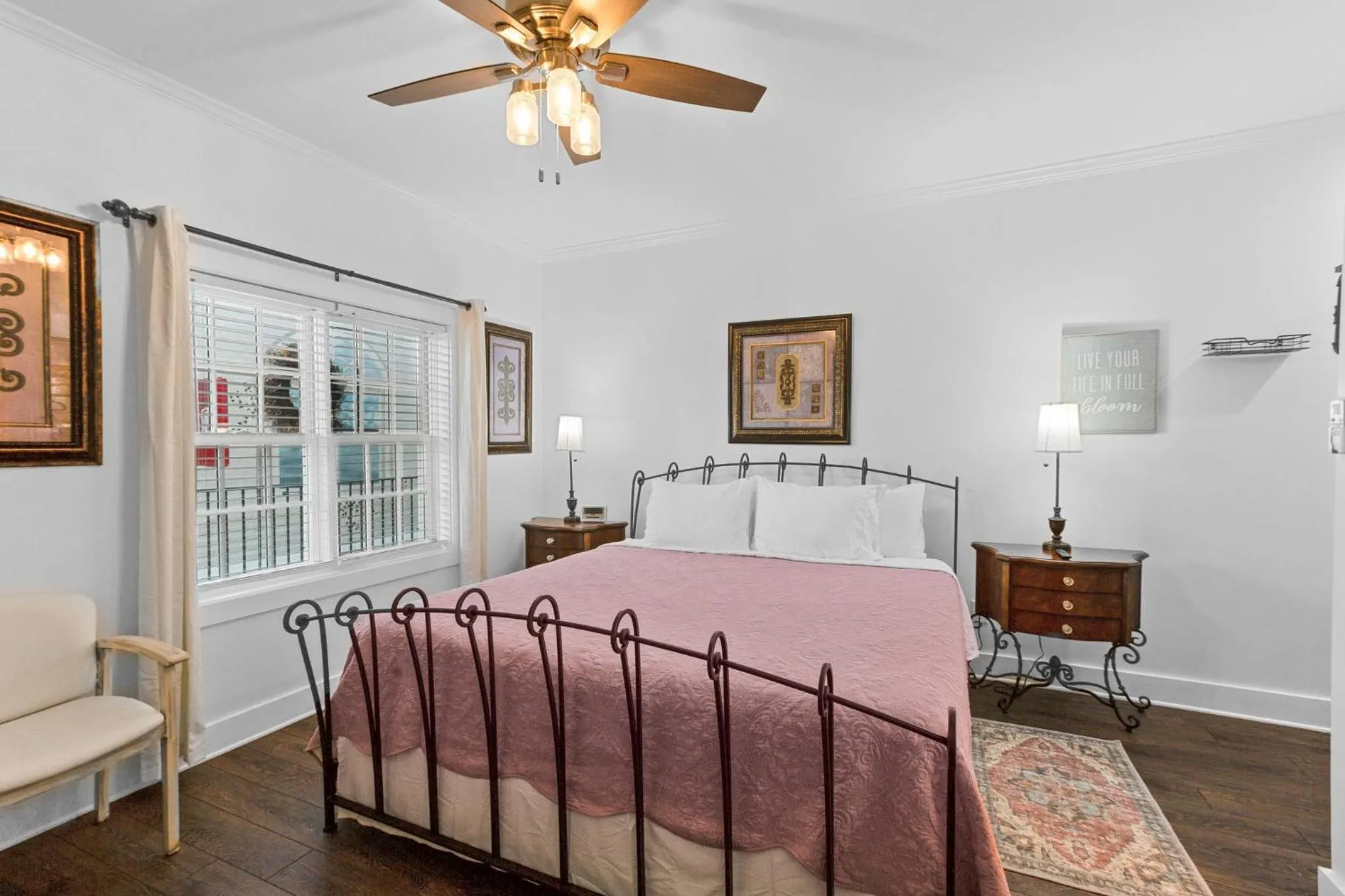 Bedroom, Bed in Little Inn on Main