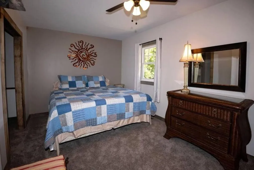 Bed in Little Blue Cottage: a wooded getaway near beaches and towns