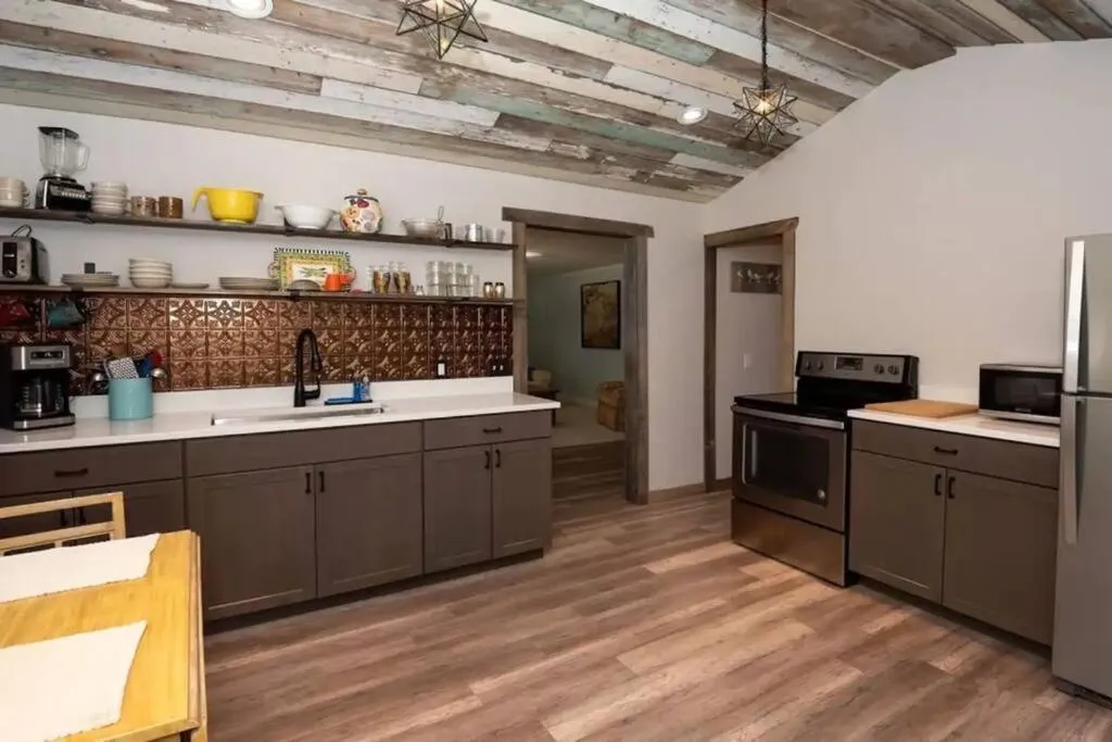 Little Blue Cottage: a wooded getaway near beaches and towns