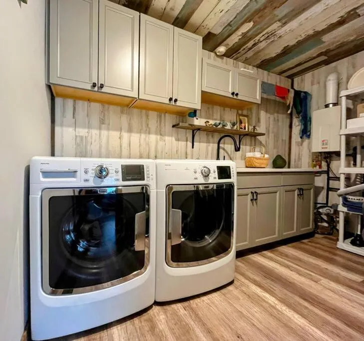 Little Blue Cottage: a wooded getaway near beaches and towns