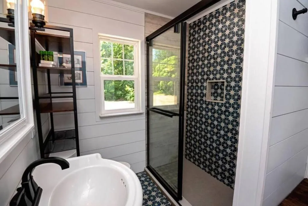 Little Blue Cottage: a wooded getaway near beaches and towns