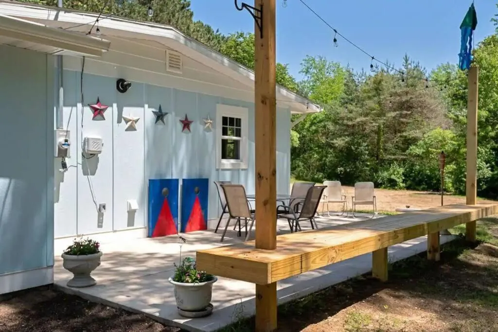 Balcony/Terrace in Little Blue Cottage: a wooded getaway near beaches and towns
