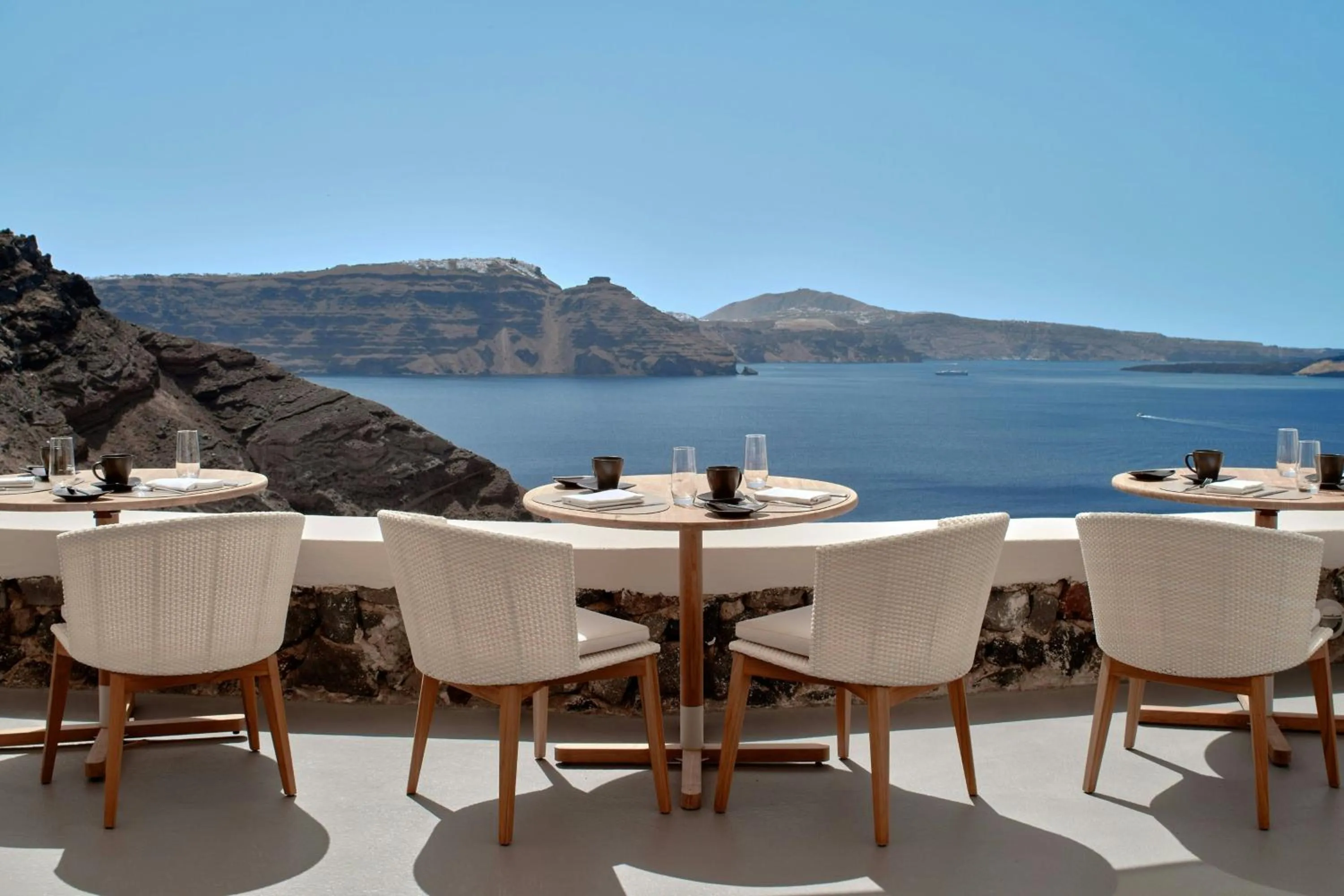 Lounge or bar in Mystique, a Luxury Collection Hotel, Santorini