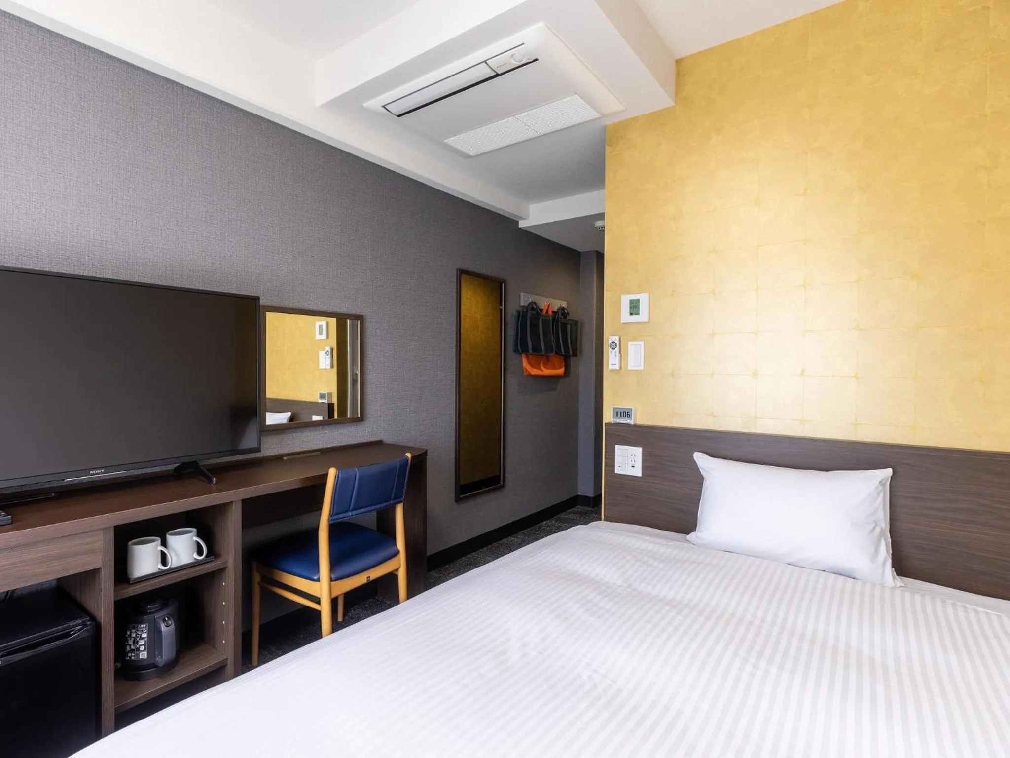 Photo of the whole room, Bed in KOKO HOTEL Shizuoka - formerly Hotel Wing International Shizuoka