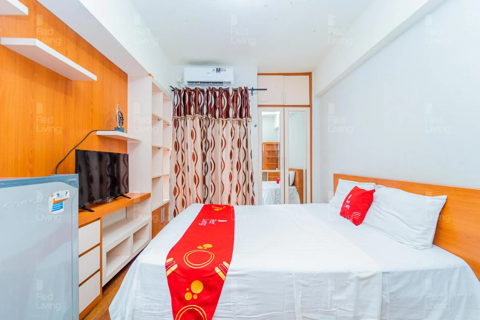Bedroom, Bed in RedLiving Apartemen Serpong Green View - Nawawih Room Tower B