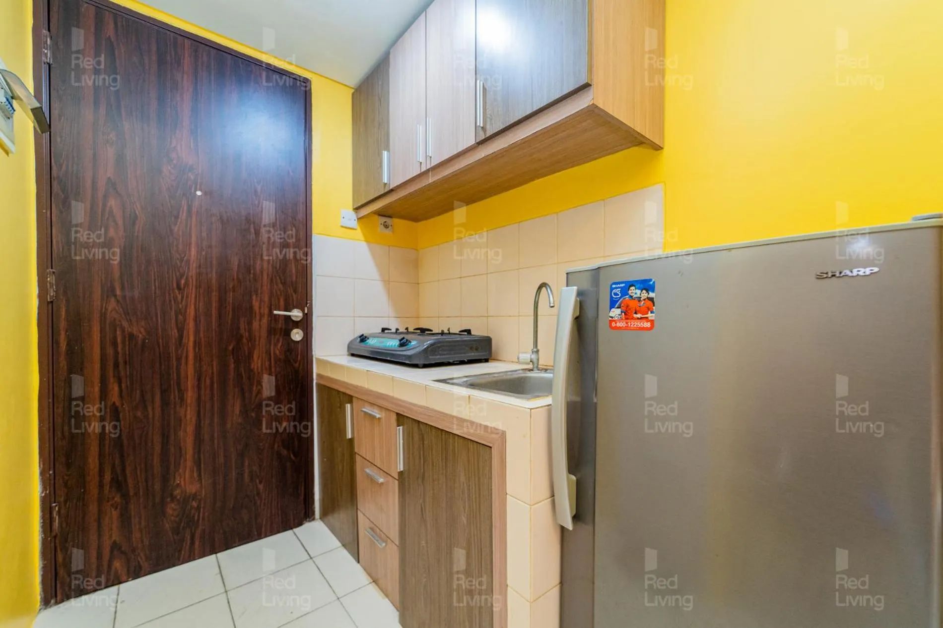 Kitchen or kitchenette in RedLiving Apartemen Serpong Green View - Nawawih Room Tower B