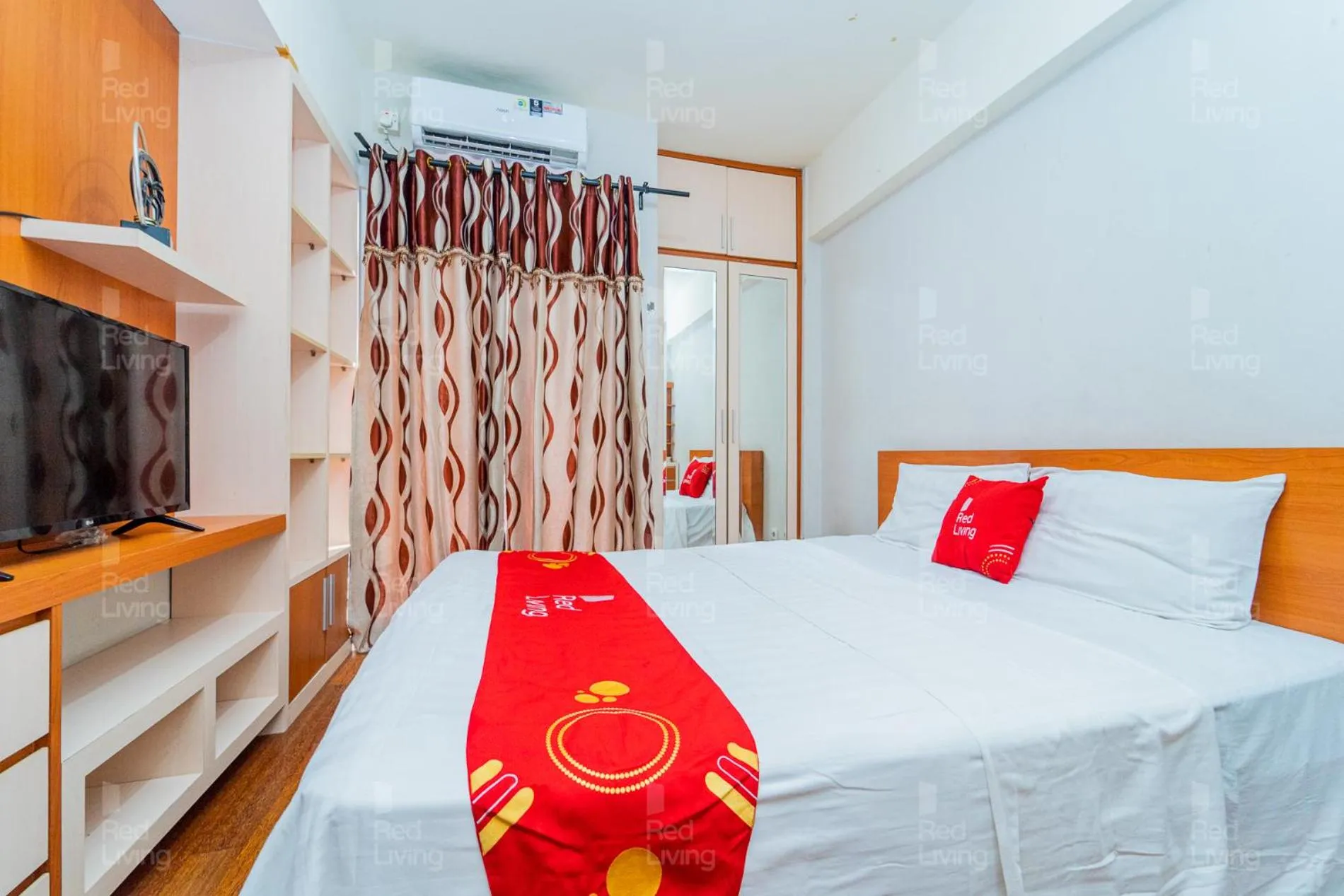 Bedroom, Bed in RedLiving Apartemen Serpong Green View - Nawawih Room Tower B