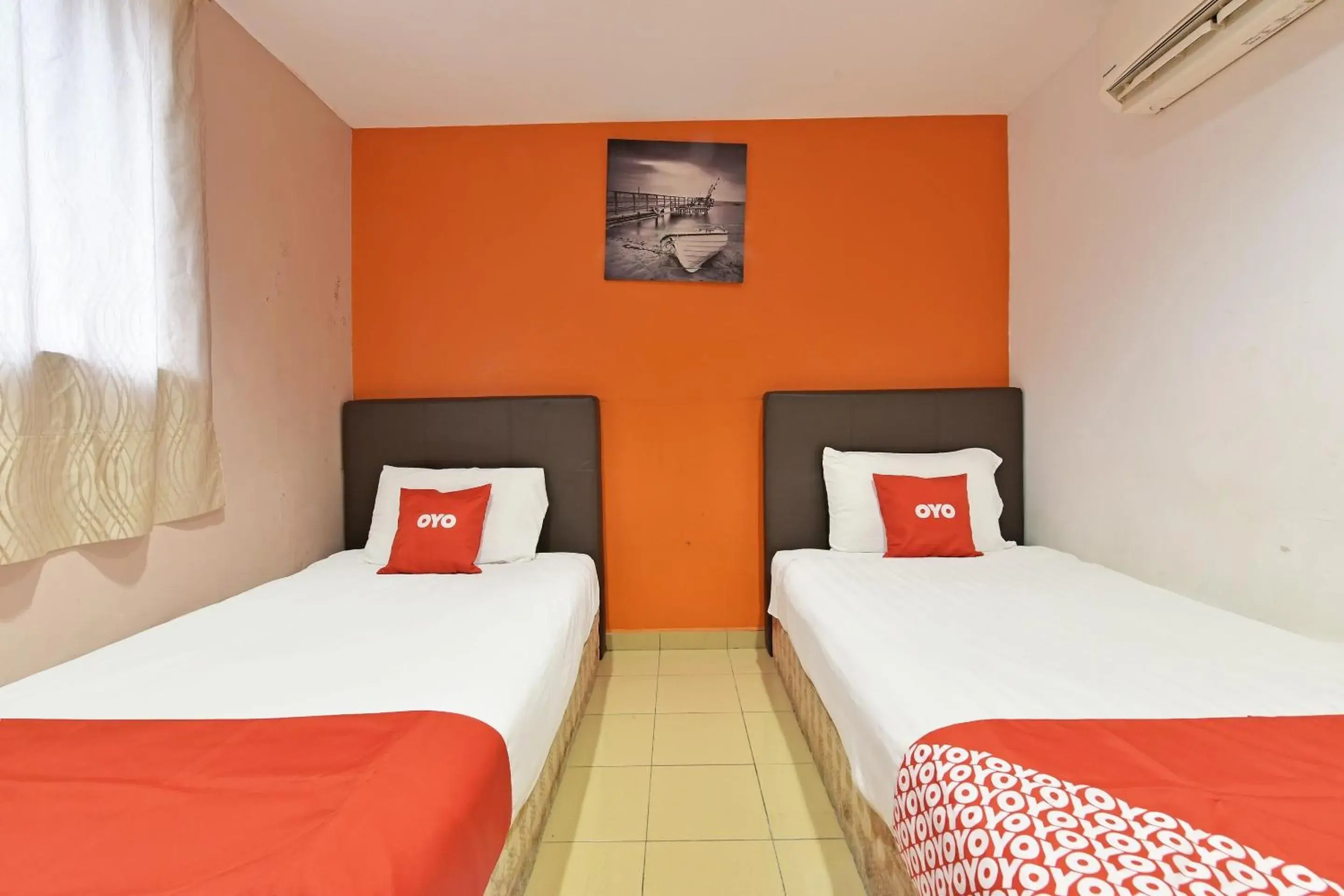 Deluxe Twin Room in OYO 90732 New Hotel 33 Deluxe Twin Room in OYO 90732 New Hotel 33