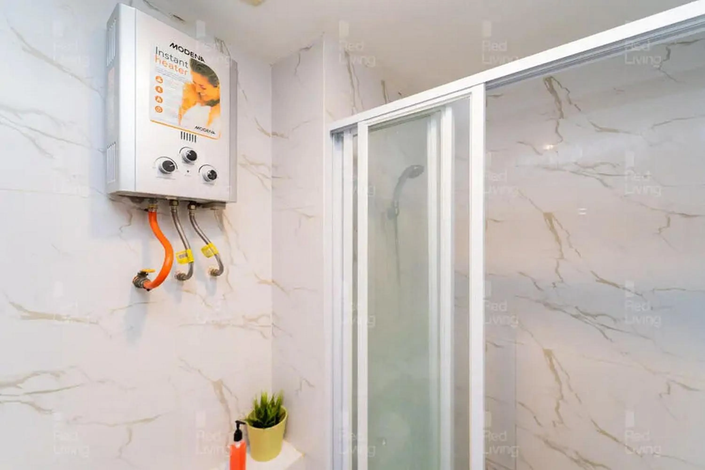 Bathroom in RedLiving Apartemen Grand Kamala Lagoon - Icha Rooms Tower Barclay South with Netflix