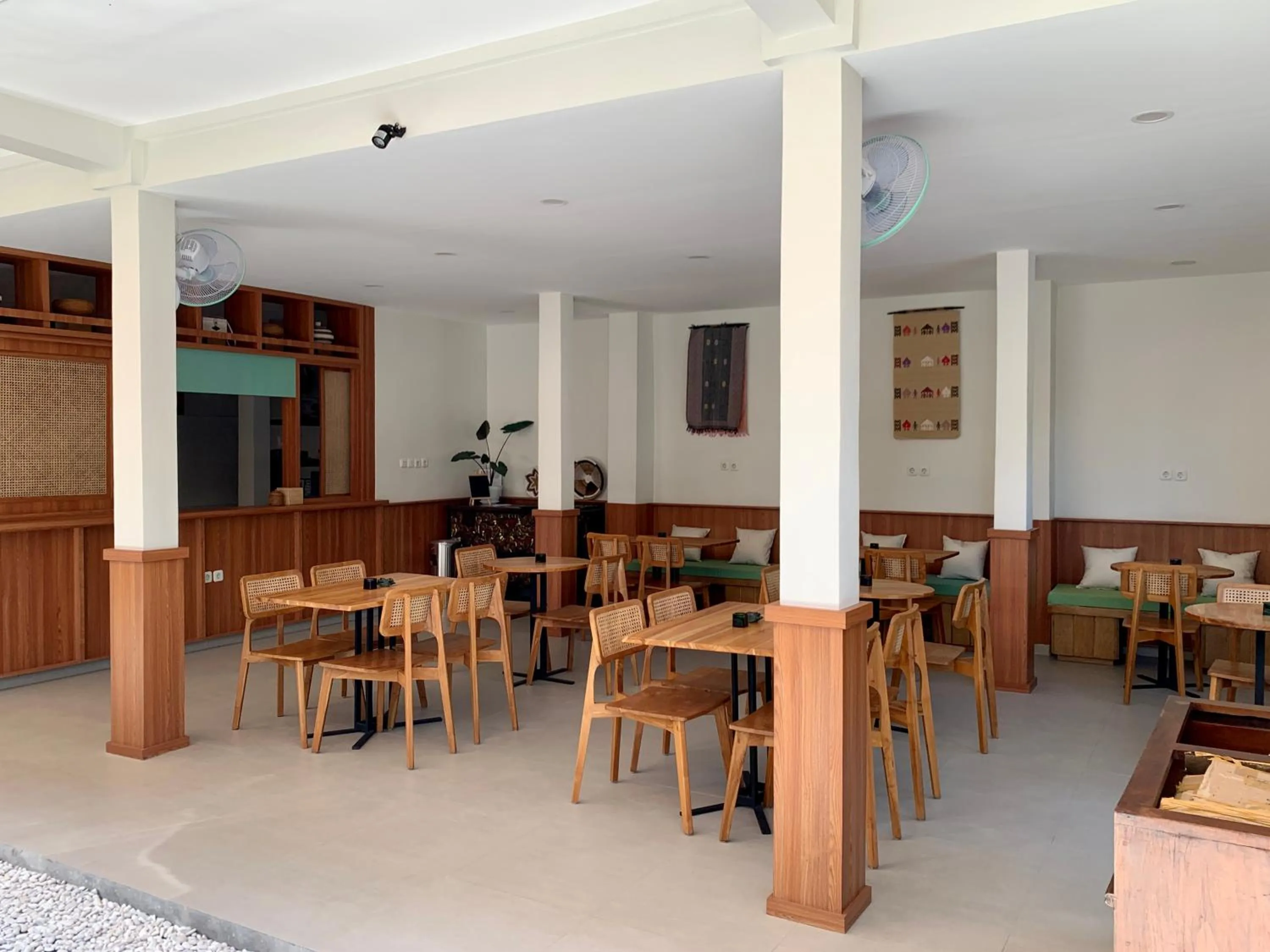 Restaurant/places to eat in Roots Hotel Senggigi