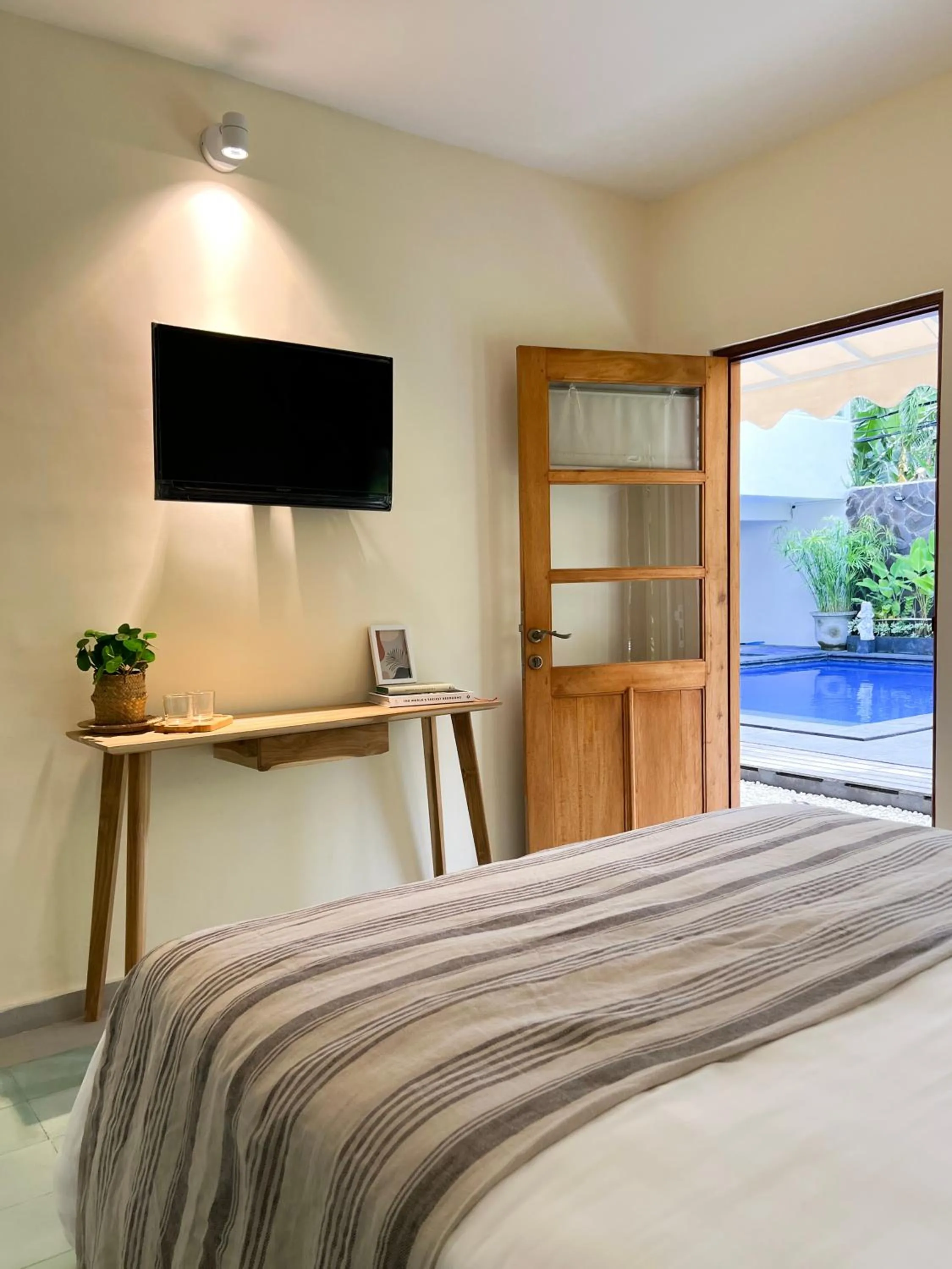 View (from property/room), Bed in Roots Hotel Senggigi