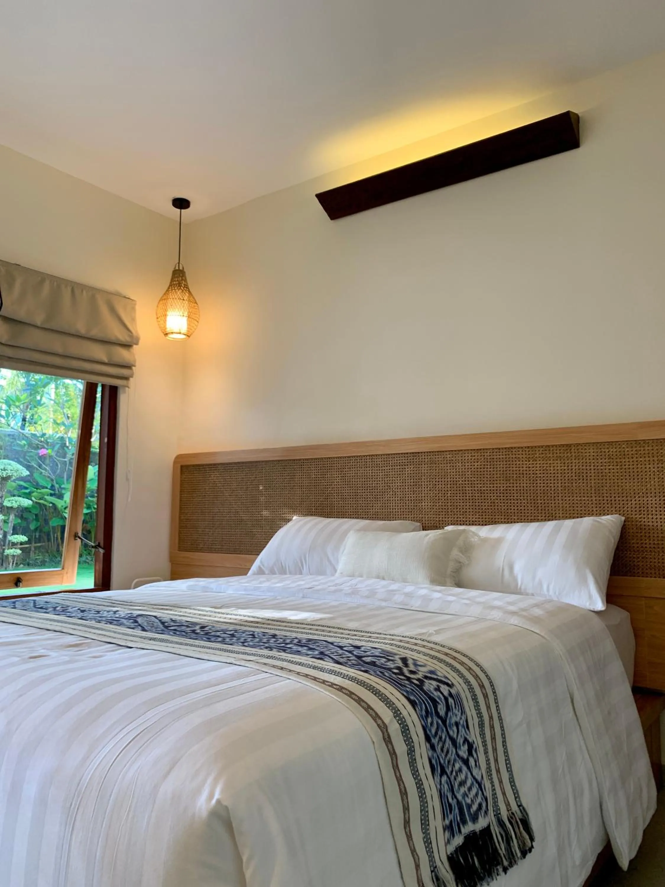 Bedroom, Bed in Roots Hotel Senggigi