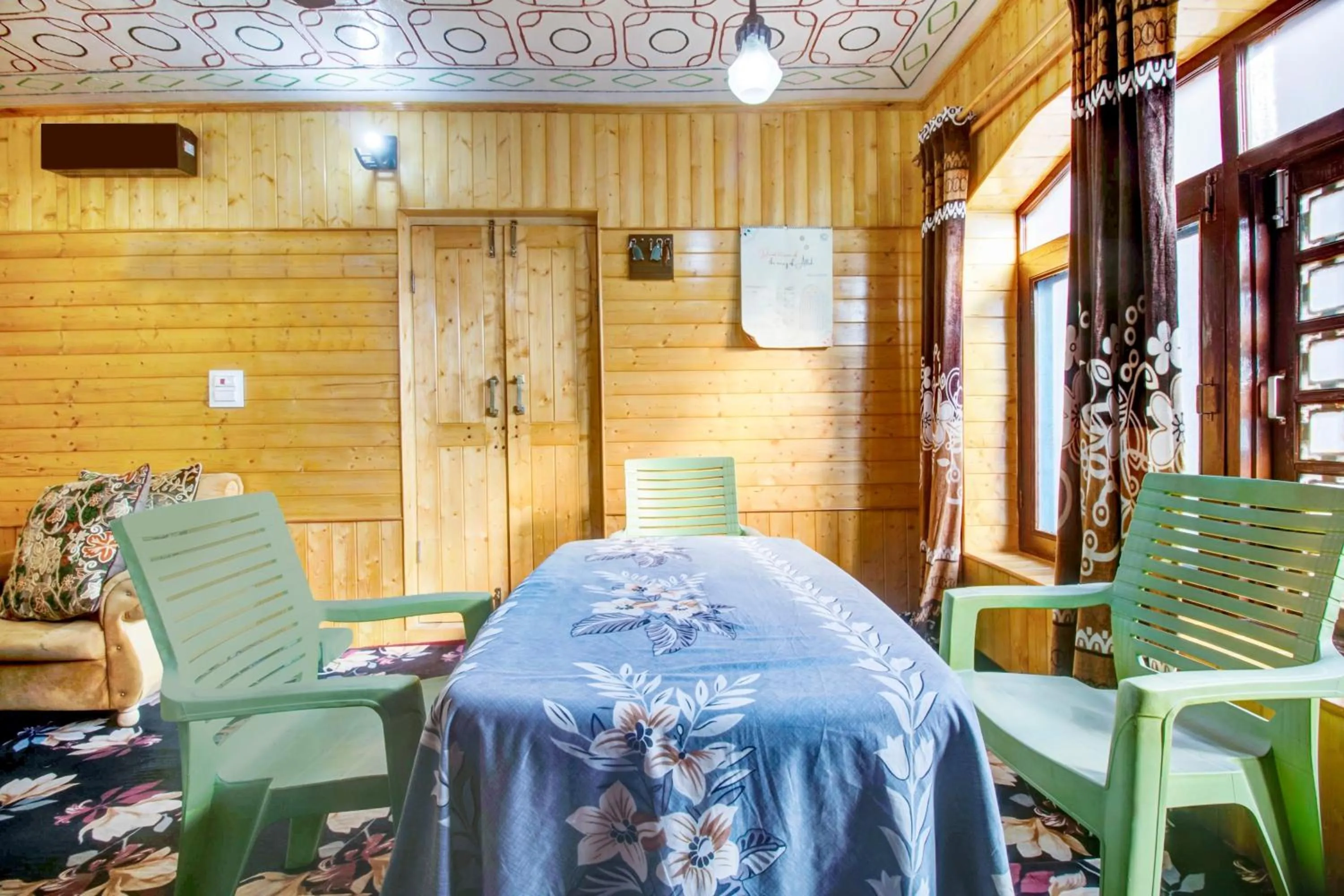 Dining area in Collection O Brein Nishat Formerly Continental Guest House