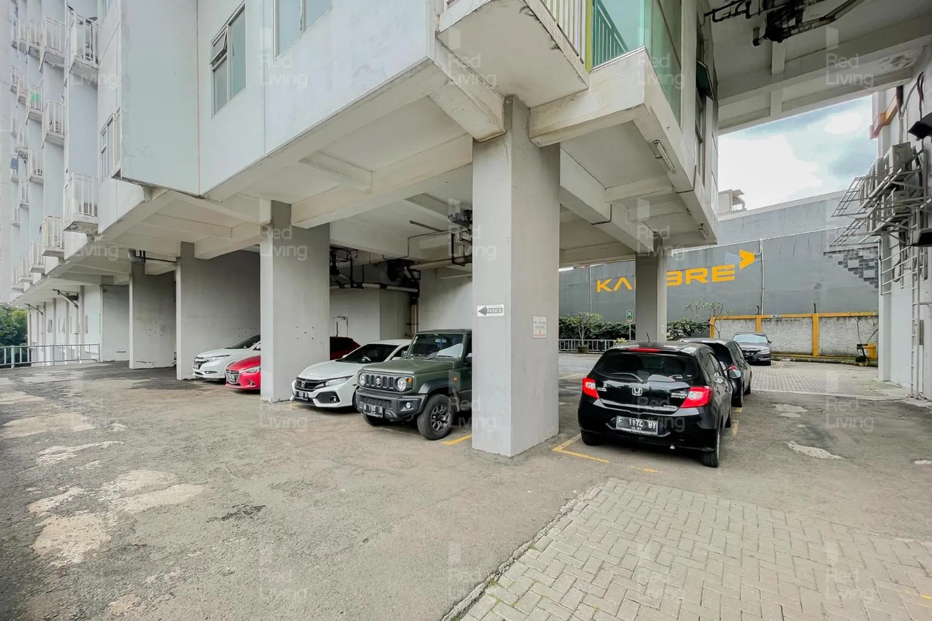 Property building in RedLiving Apartemen Easton Park Jatinangor - Rajes Room