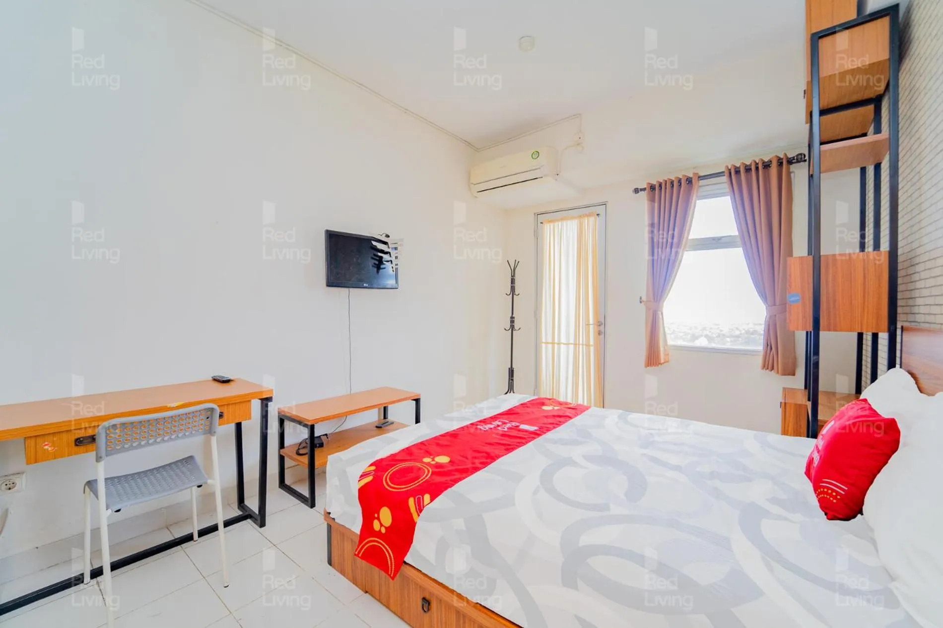 Bedroom, Bed in RedLiving Apartemen Easton Park Jatinangor - Rajes Room