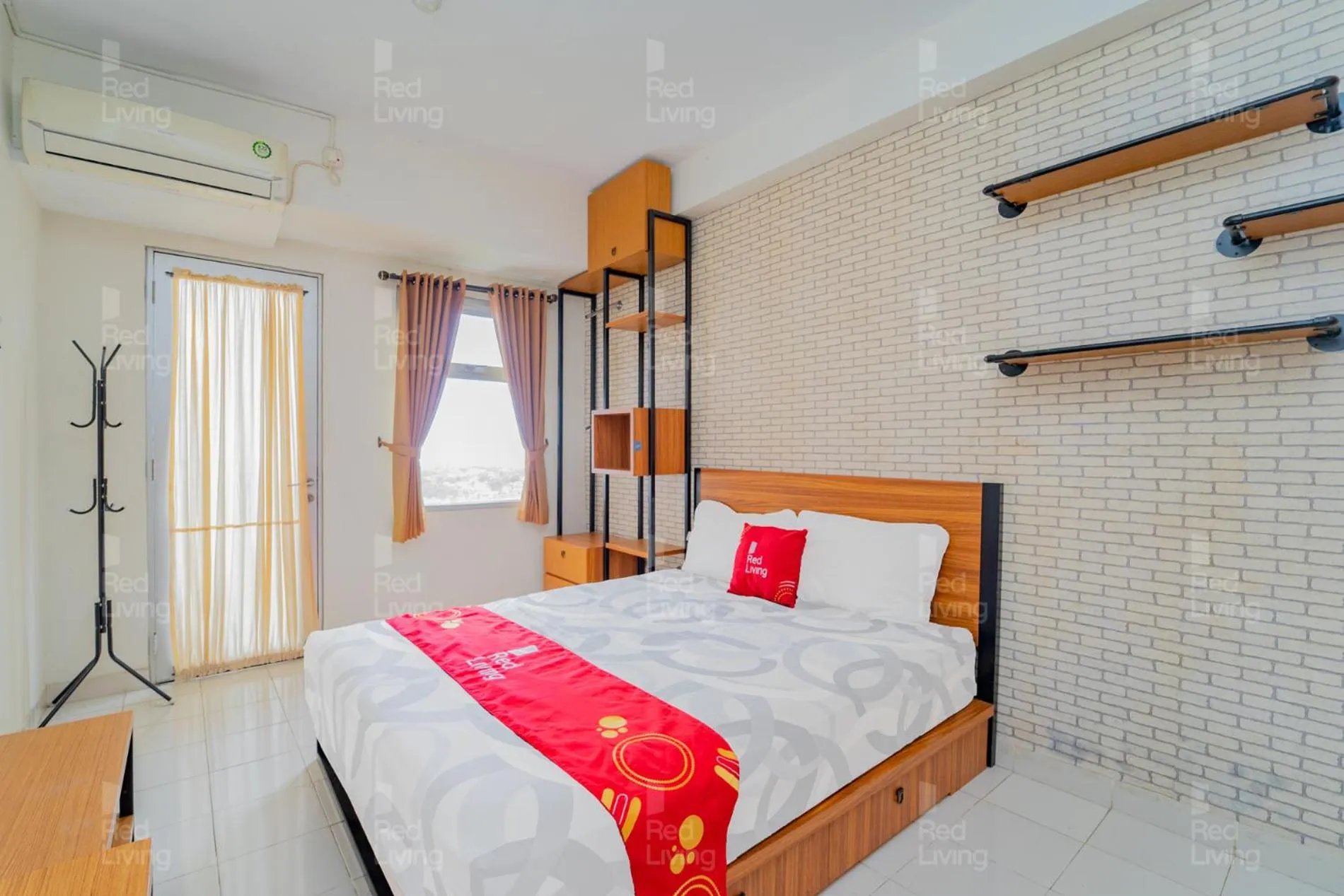 Bedroom, Bed in RedLiving Apartemen Easton Park Jatinangor - Rajes Room