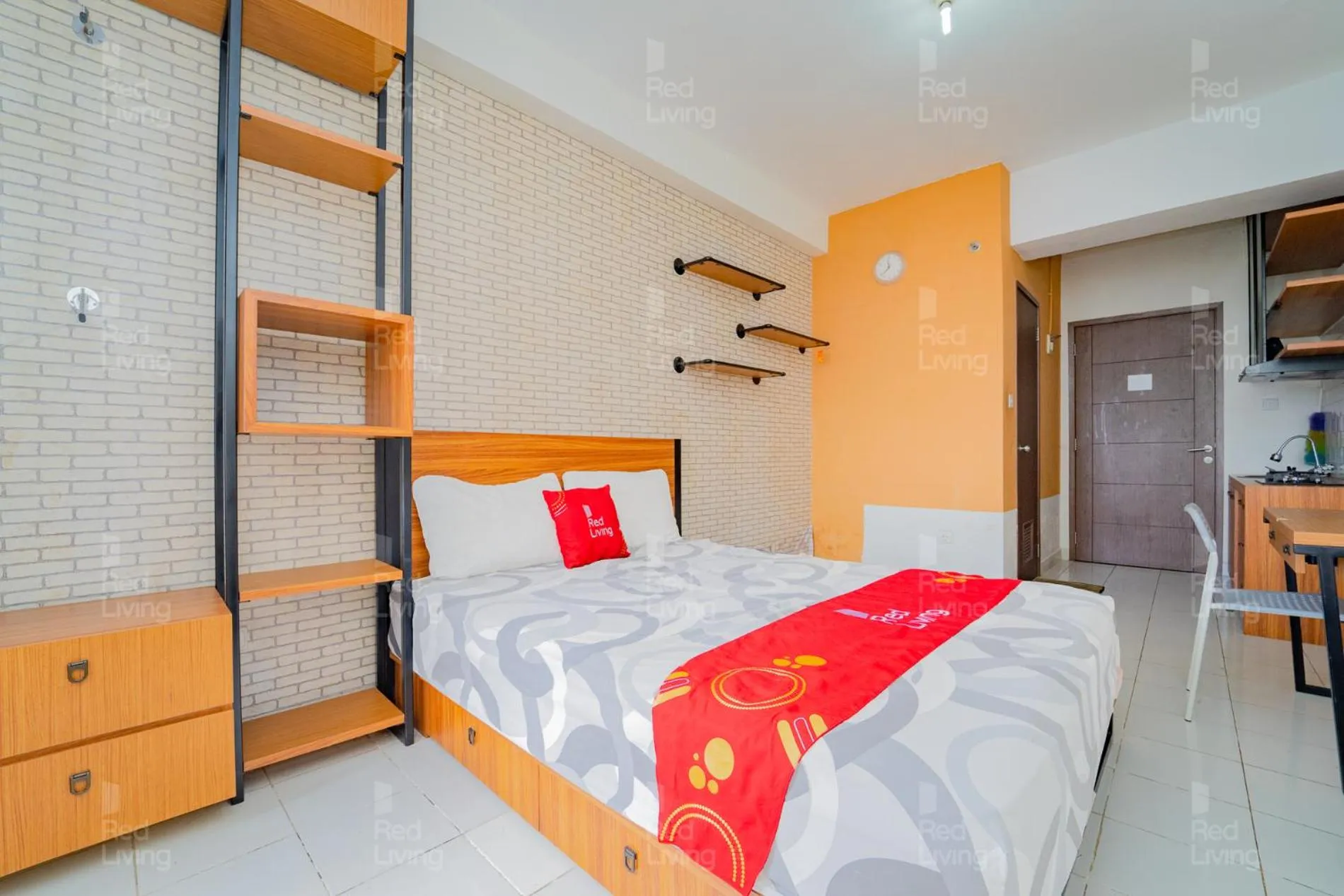 Bedroom, Bed in RedLiving Apartemen Easton Park Jatinangor - Rajes Room
