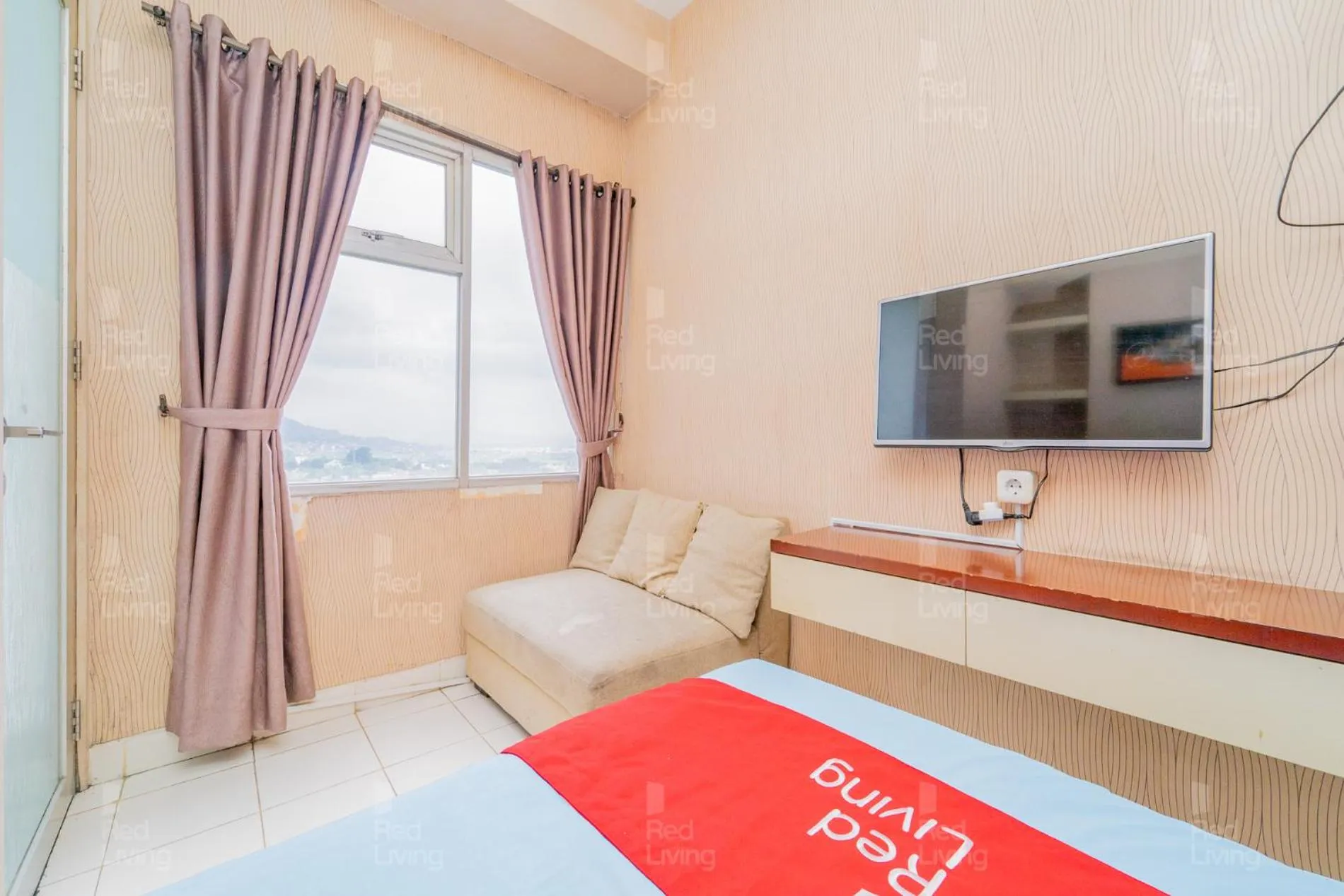 Bedroom, Bed in RedLiving Apartemen Easton Park Jatinangor - Rajes Room
