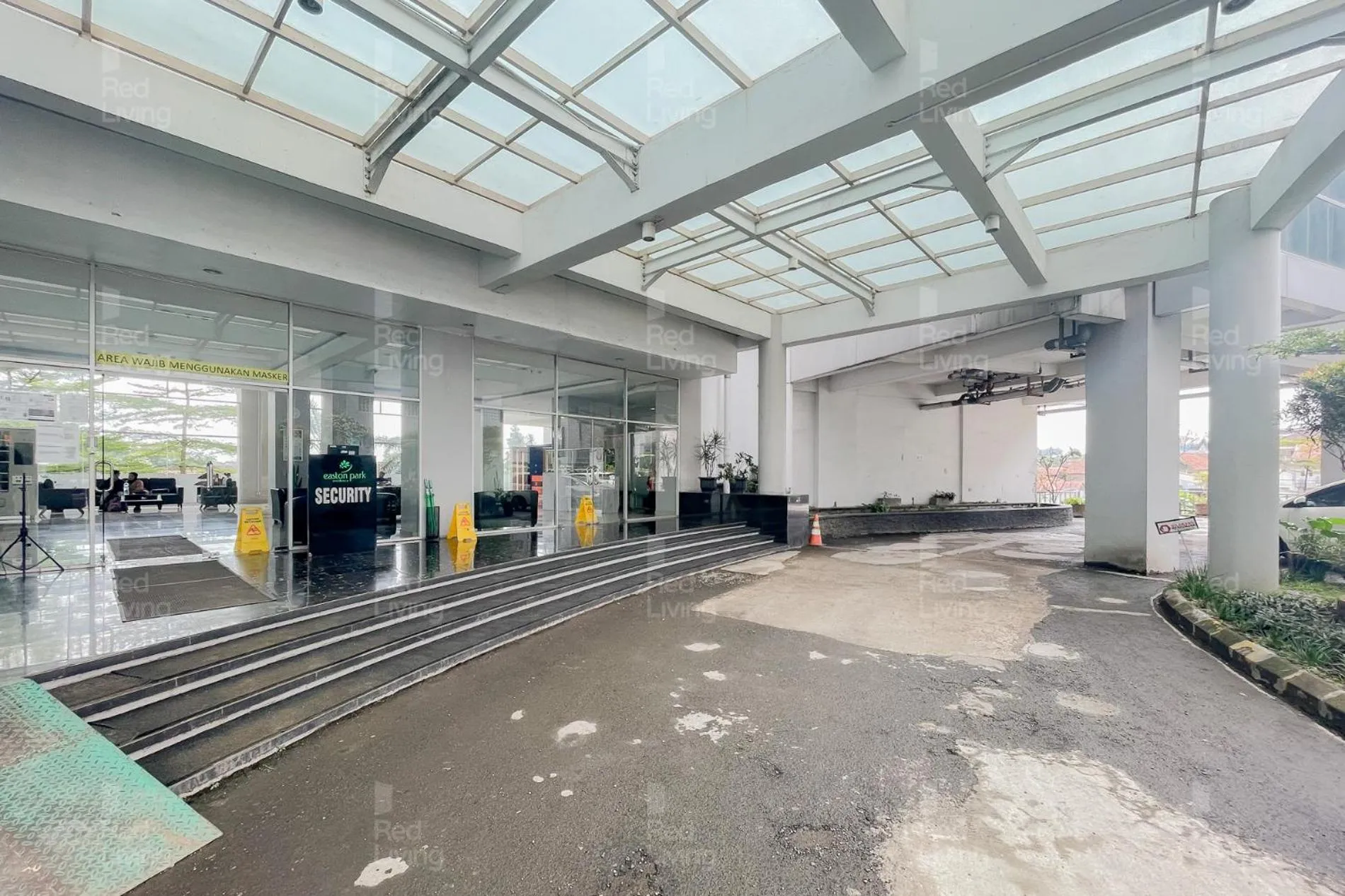 Facade/entrance in RedLiving Apartemen Easton Park Jatinangor - Rajes Room