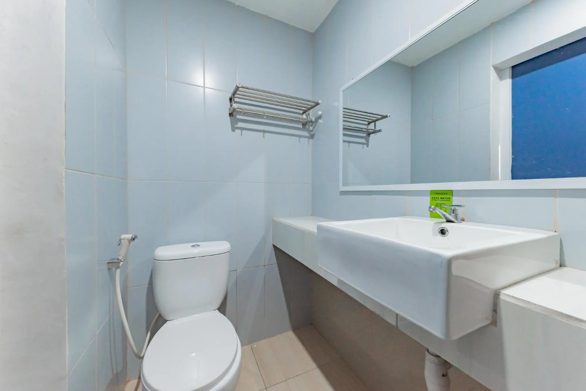 Toilet in Urbanview Hotel Yoga Palangkaraya by RedDoorz