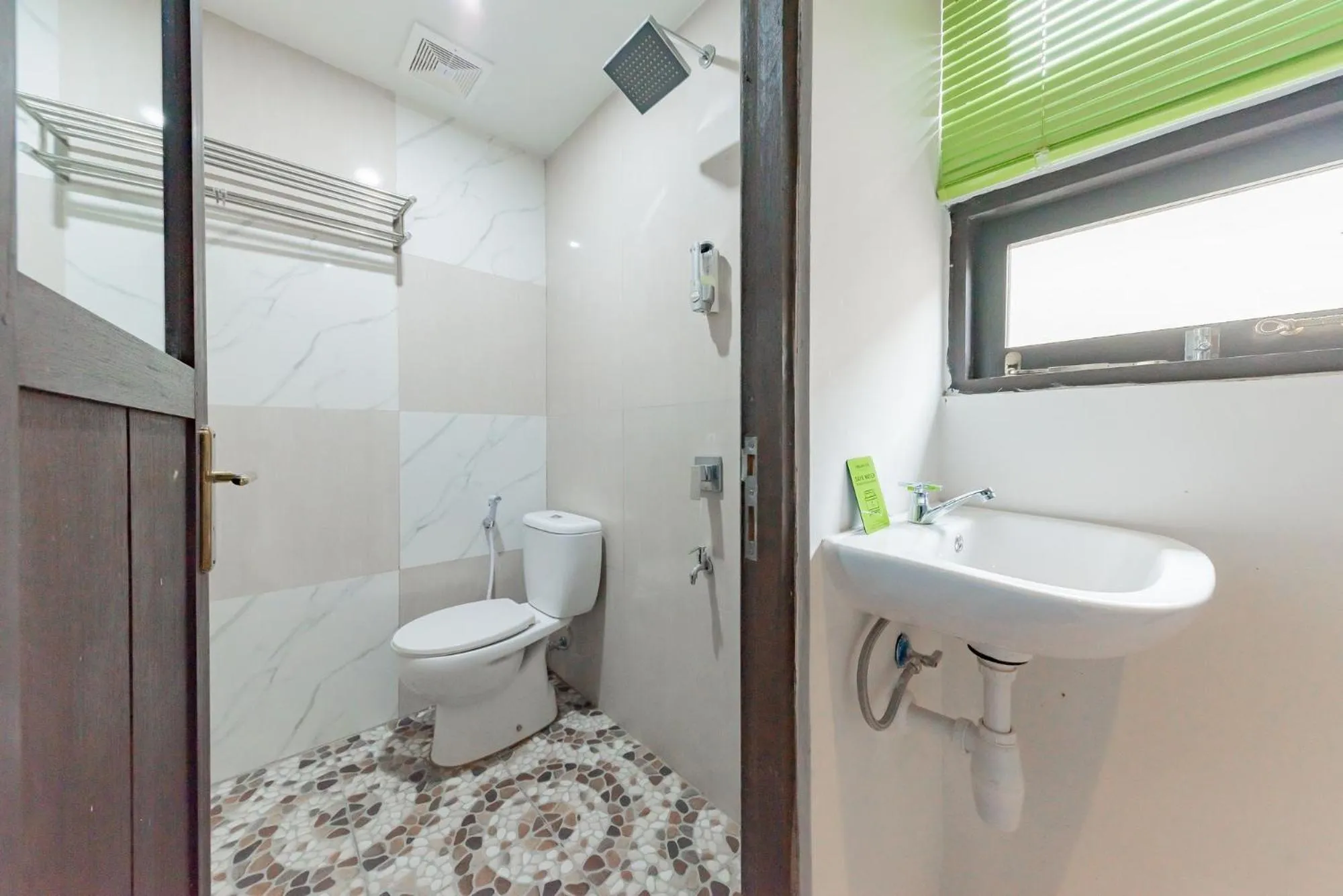 Shower in Urbanview Hotel Yoga Palangkaraya by RedDoorz
