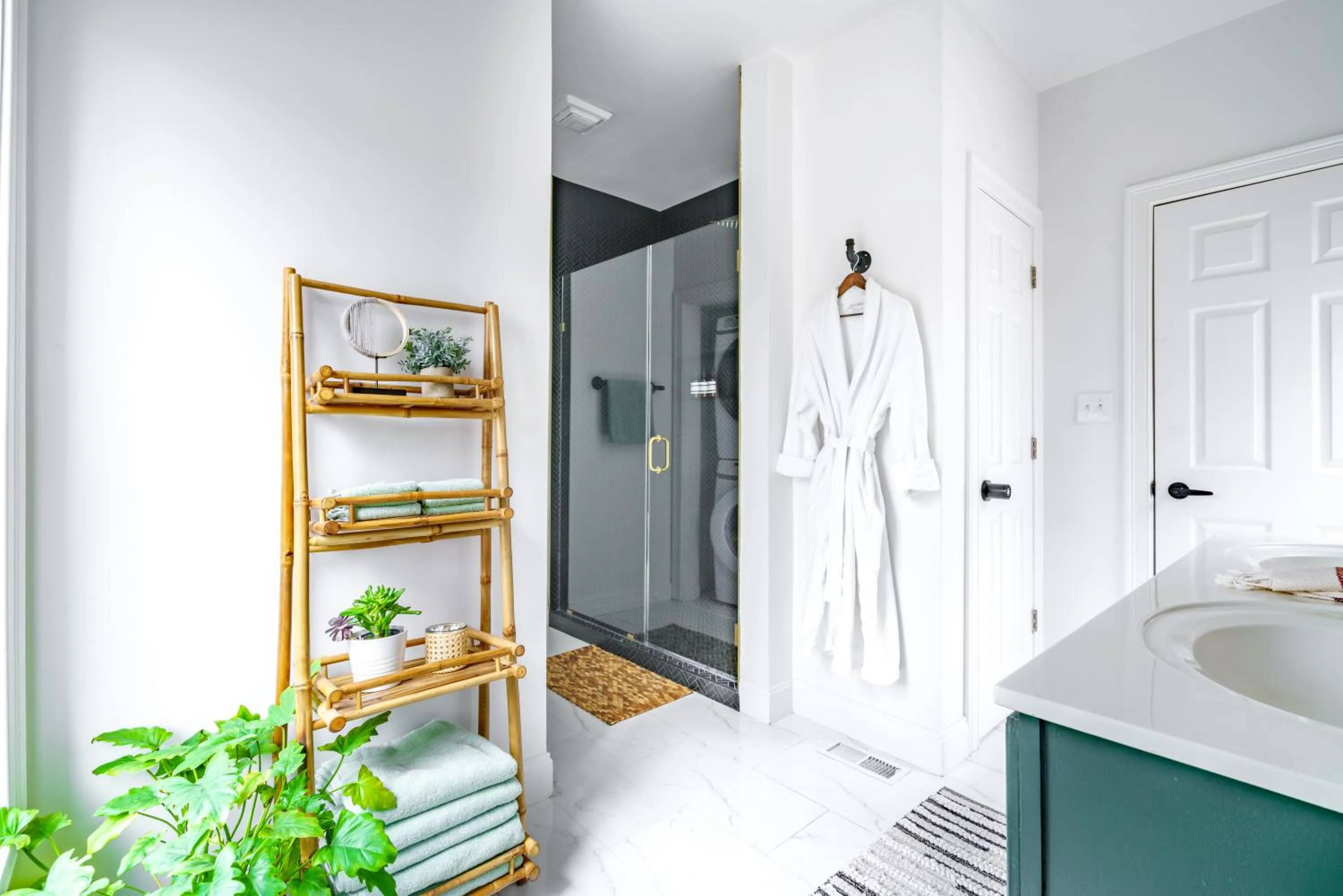 Shower in Jungle House Urban Lofts - Short North & Convention Center