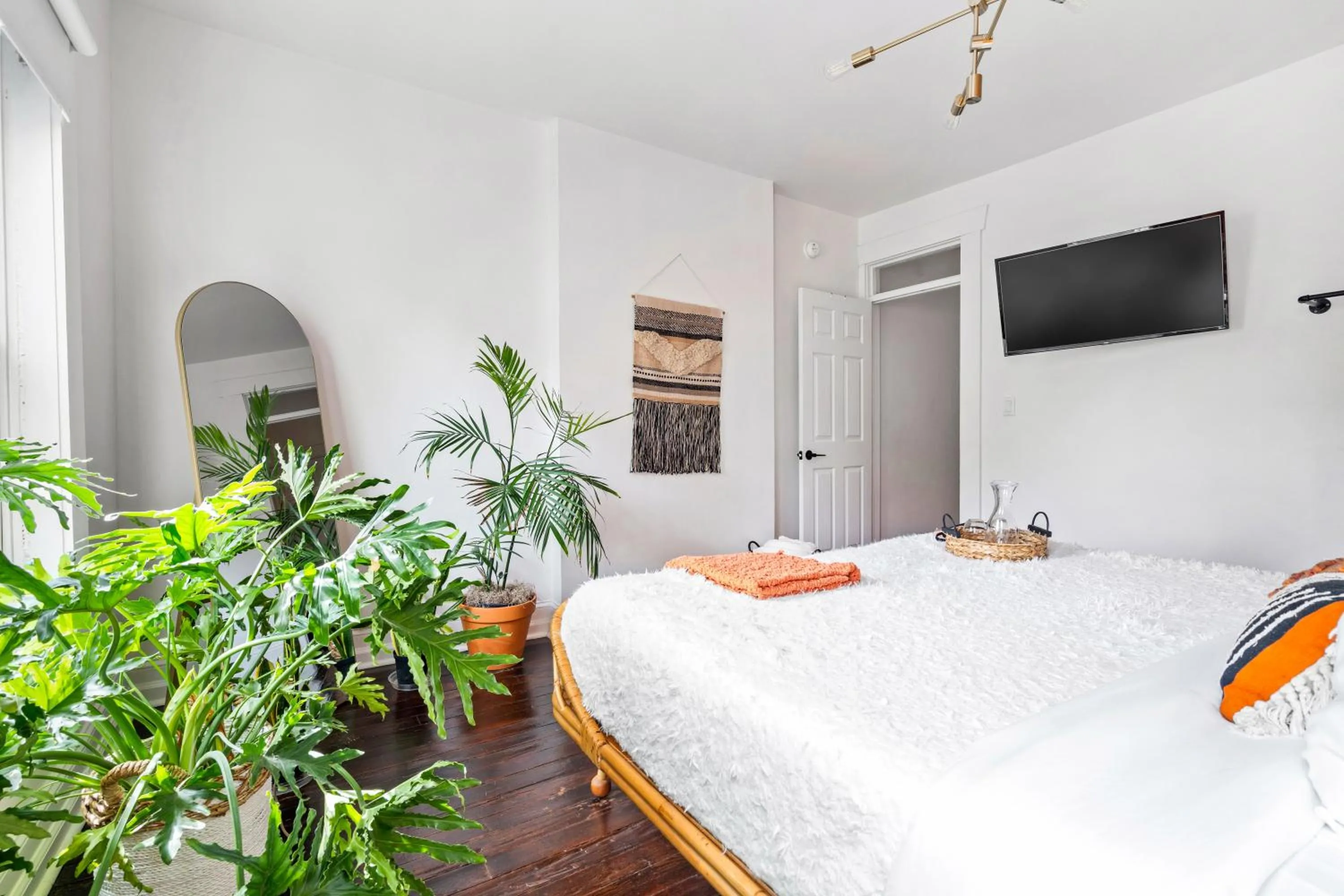 Bed in Jungle House Urban Lofts - Short North & Convention Center