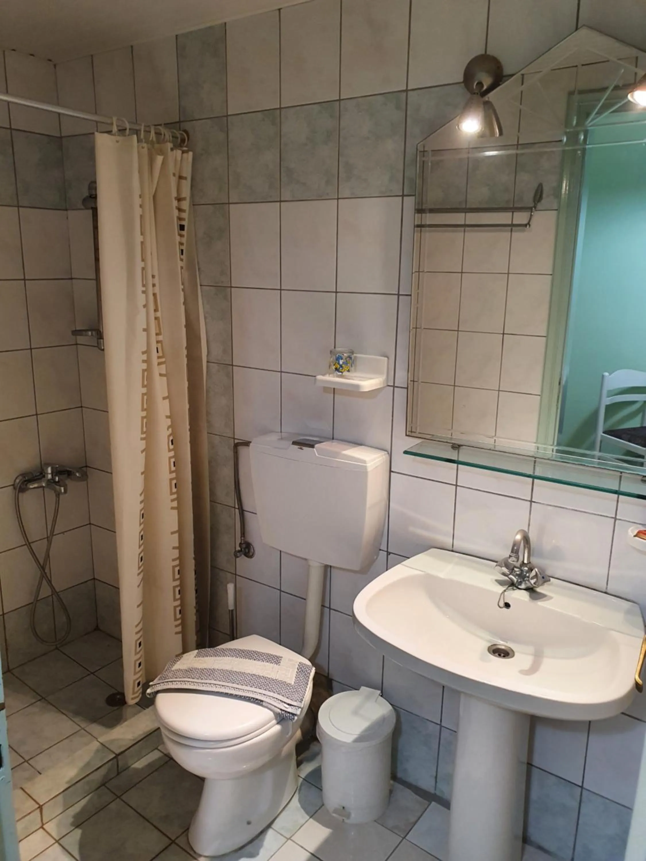 Bathroom in Dioskouroi Apts