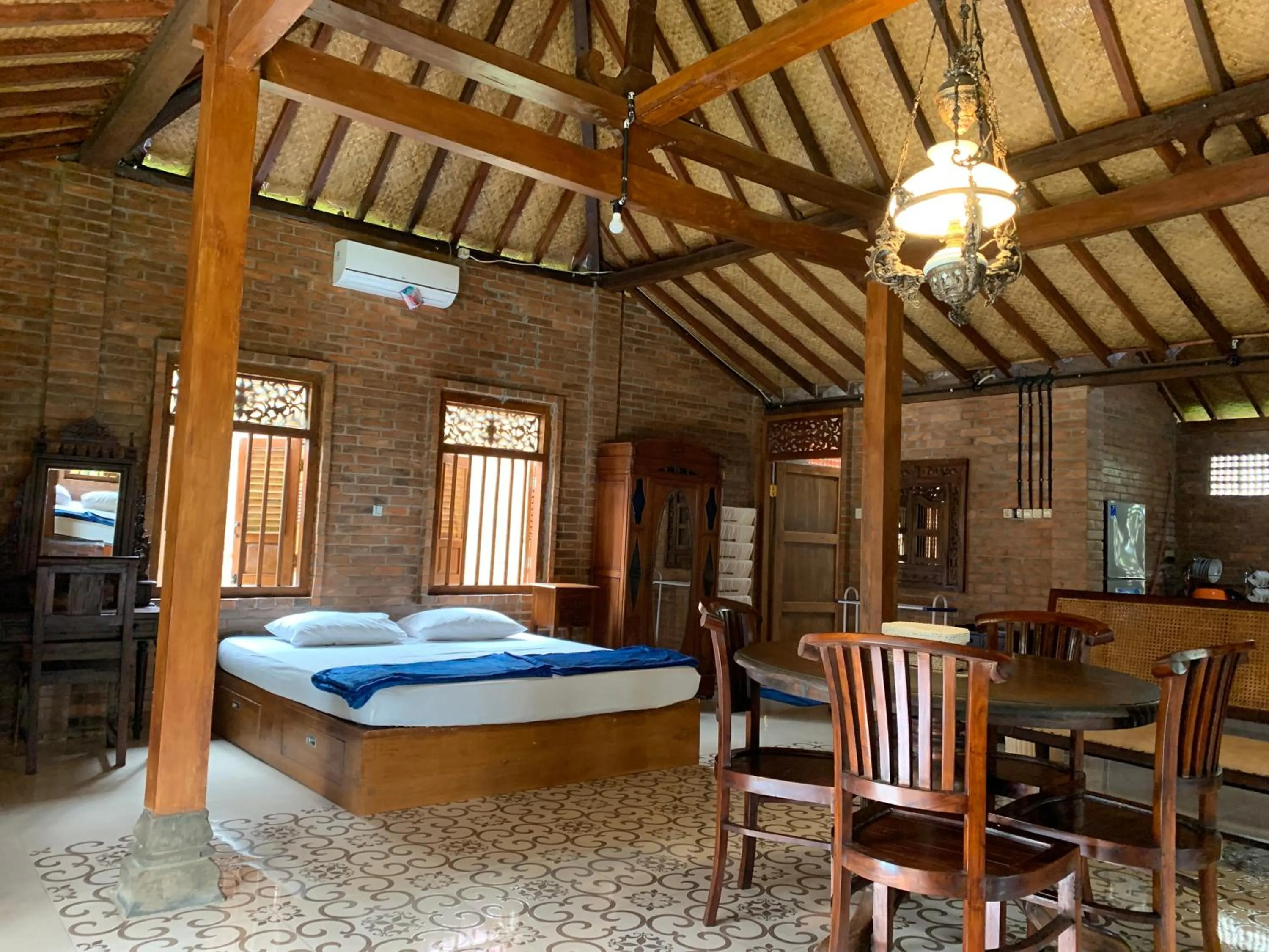 Living room in Omah Mbah Mandor by The Lavana