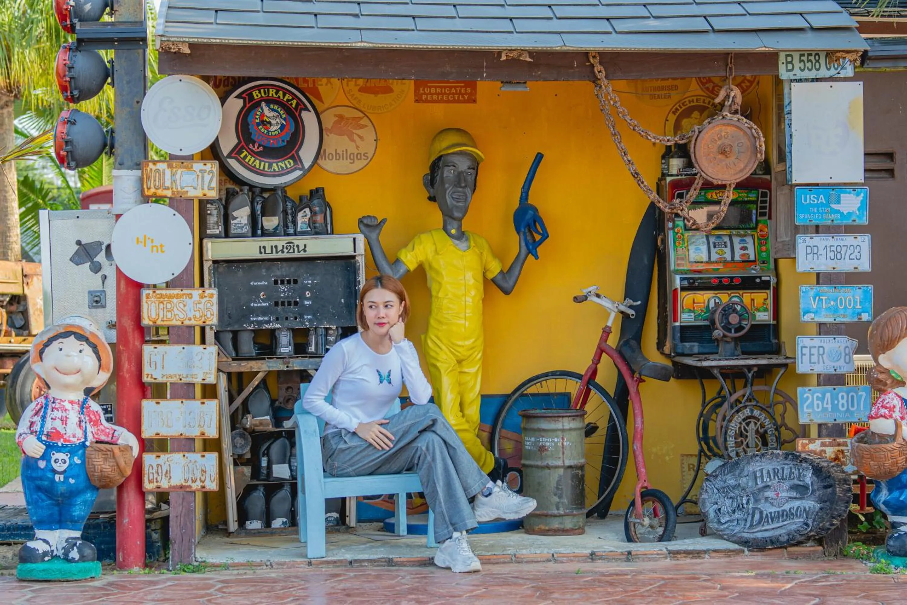 People in Apinya Resort Bangsarey