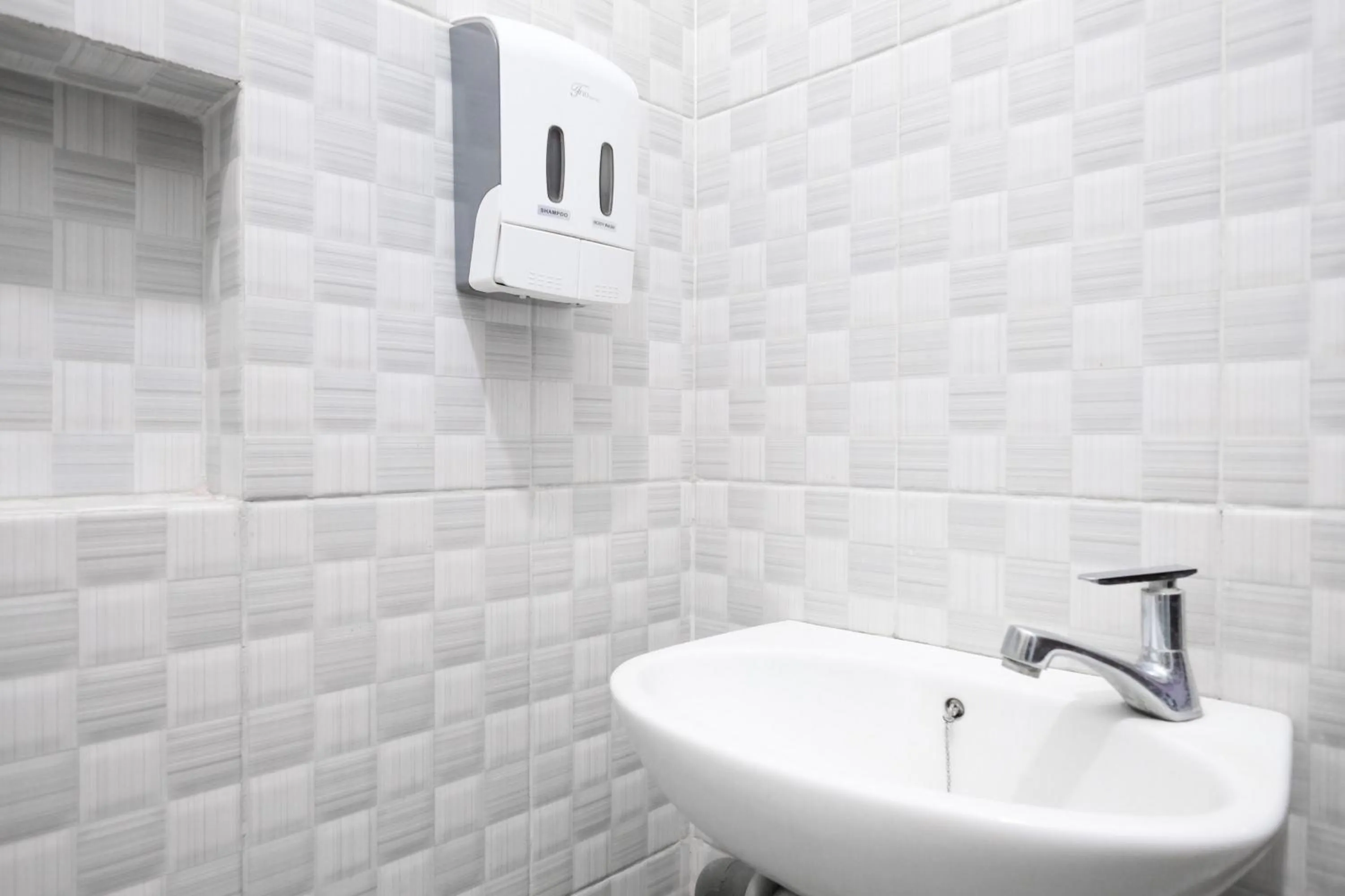 Bathroom in RedDoorz @ myRoom UMY