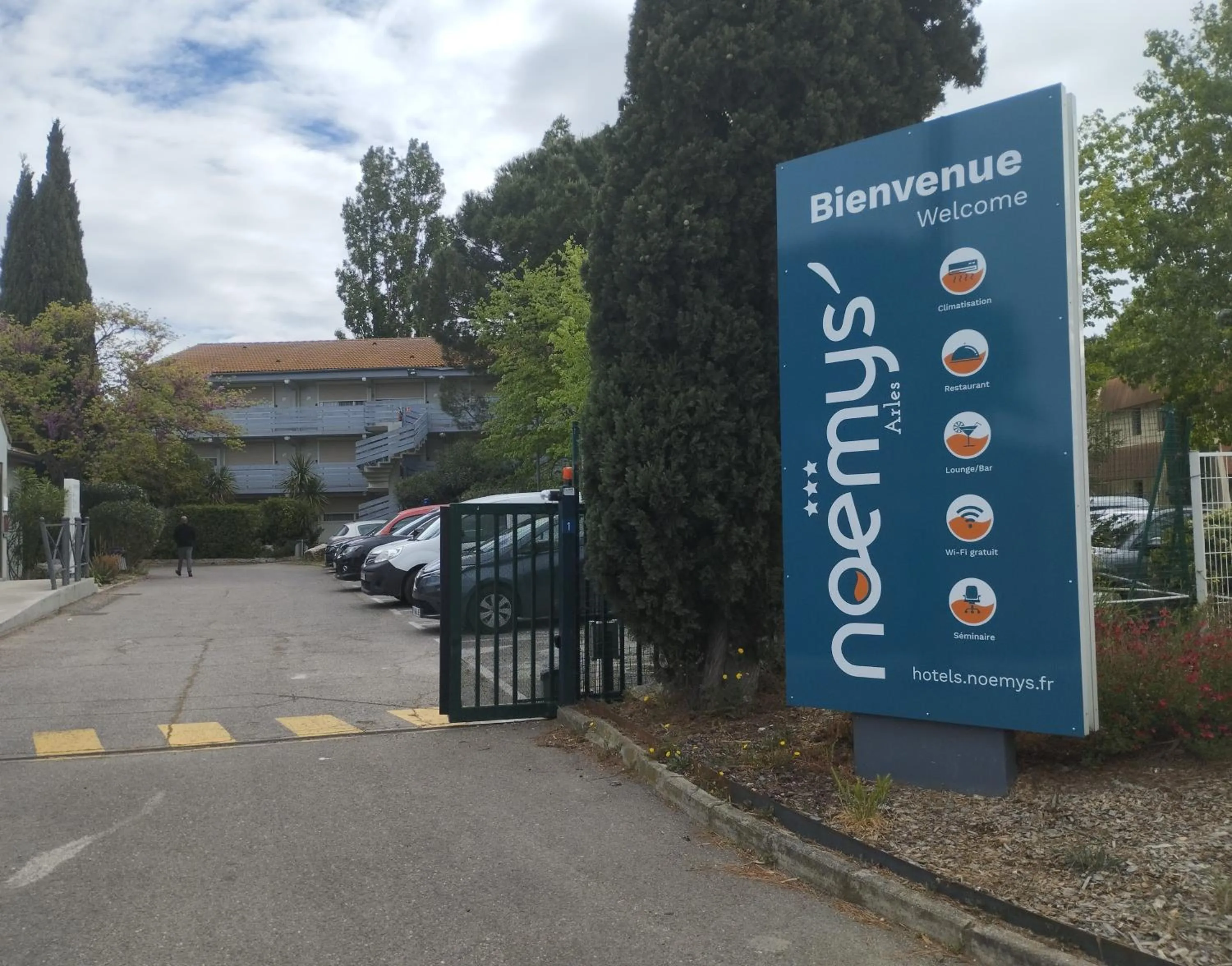 Facade/entrance in Campanile Arles