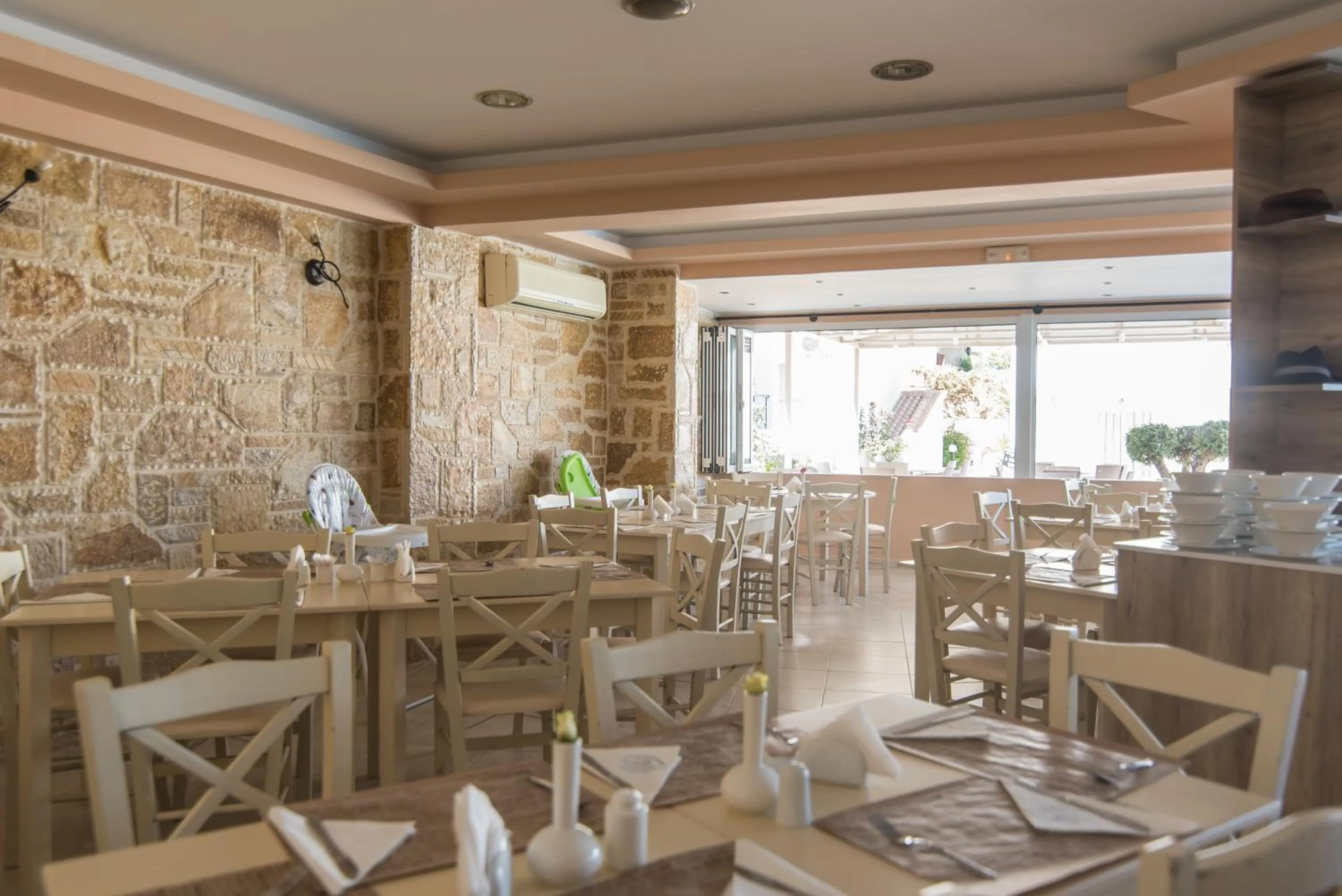 Restaurant/places to eat in Maistrali Hotel Zante