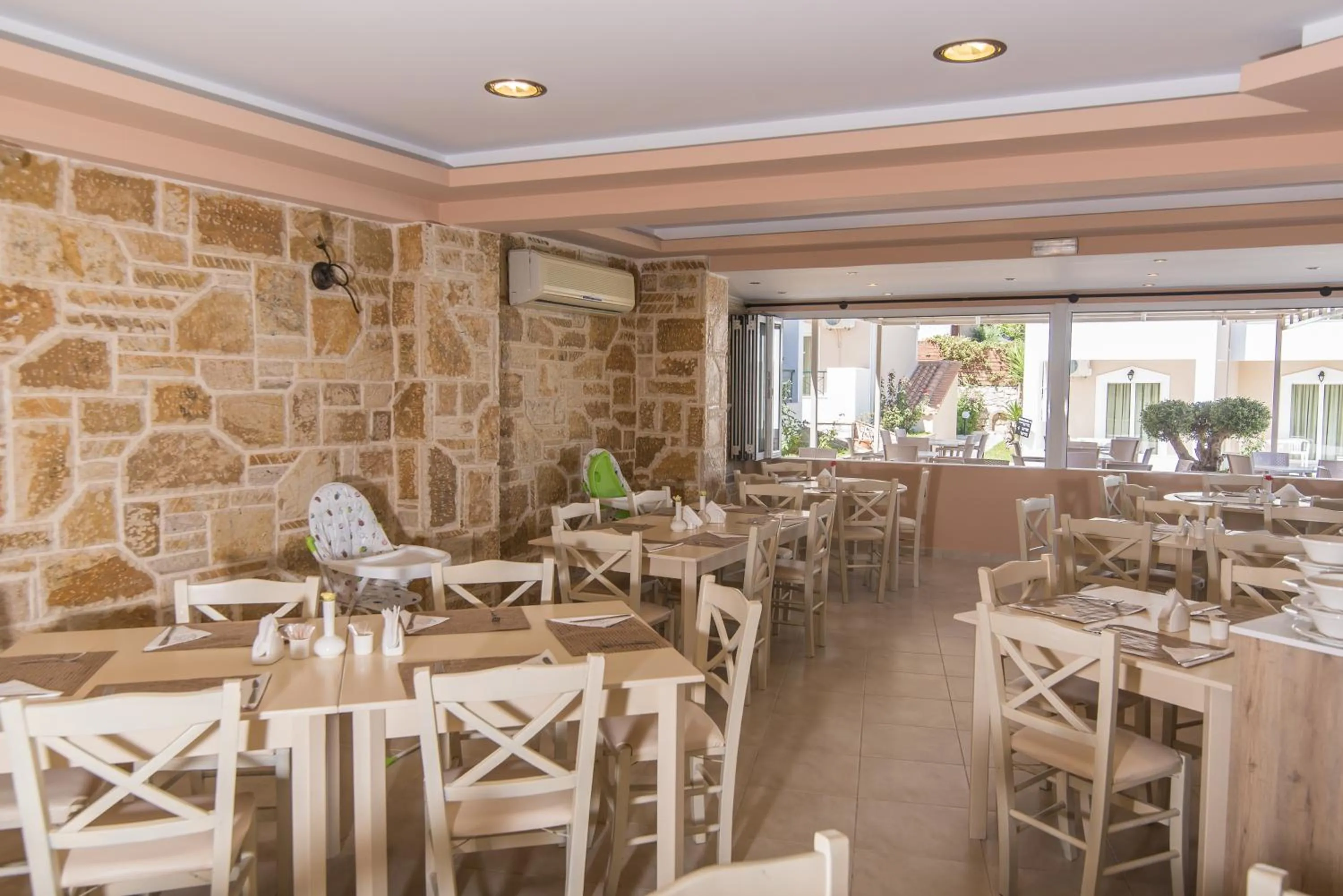 Restaurant/places to eat in Maistrali Hotel Zante