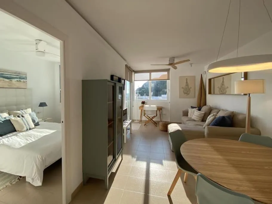 Living room, Bed in Montaber Apartments - Sant Pol de Mar