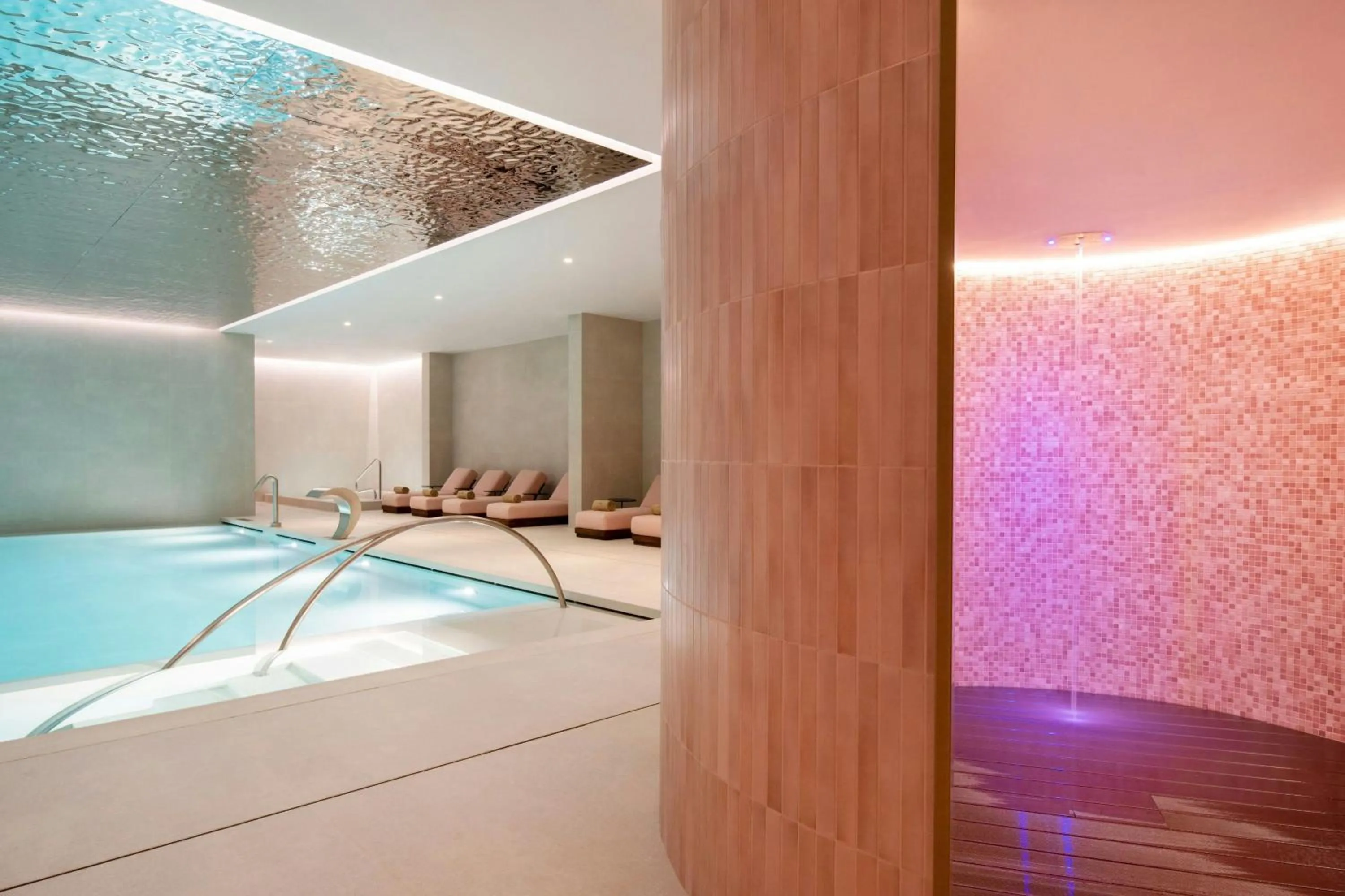 Swimming pool in Renaissance Porto Lapa Hotel