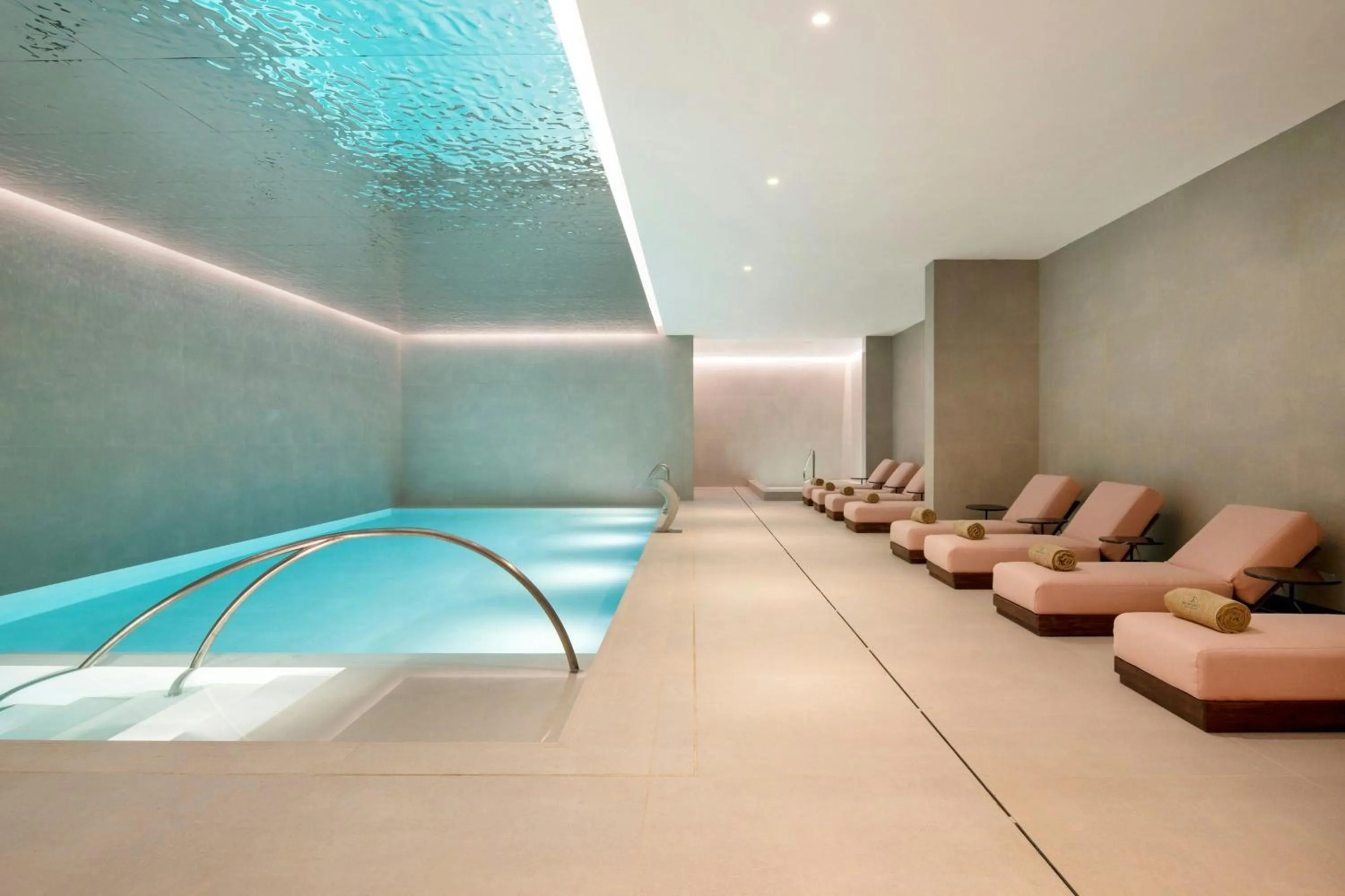 Swimming pool in Renaissance Porto Lapa Hotel